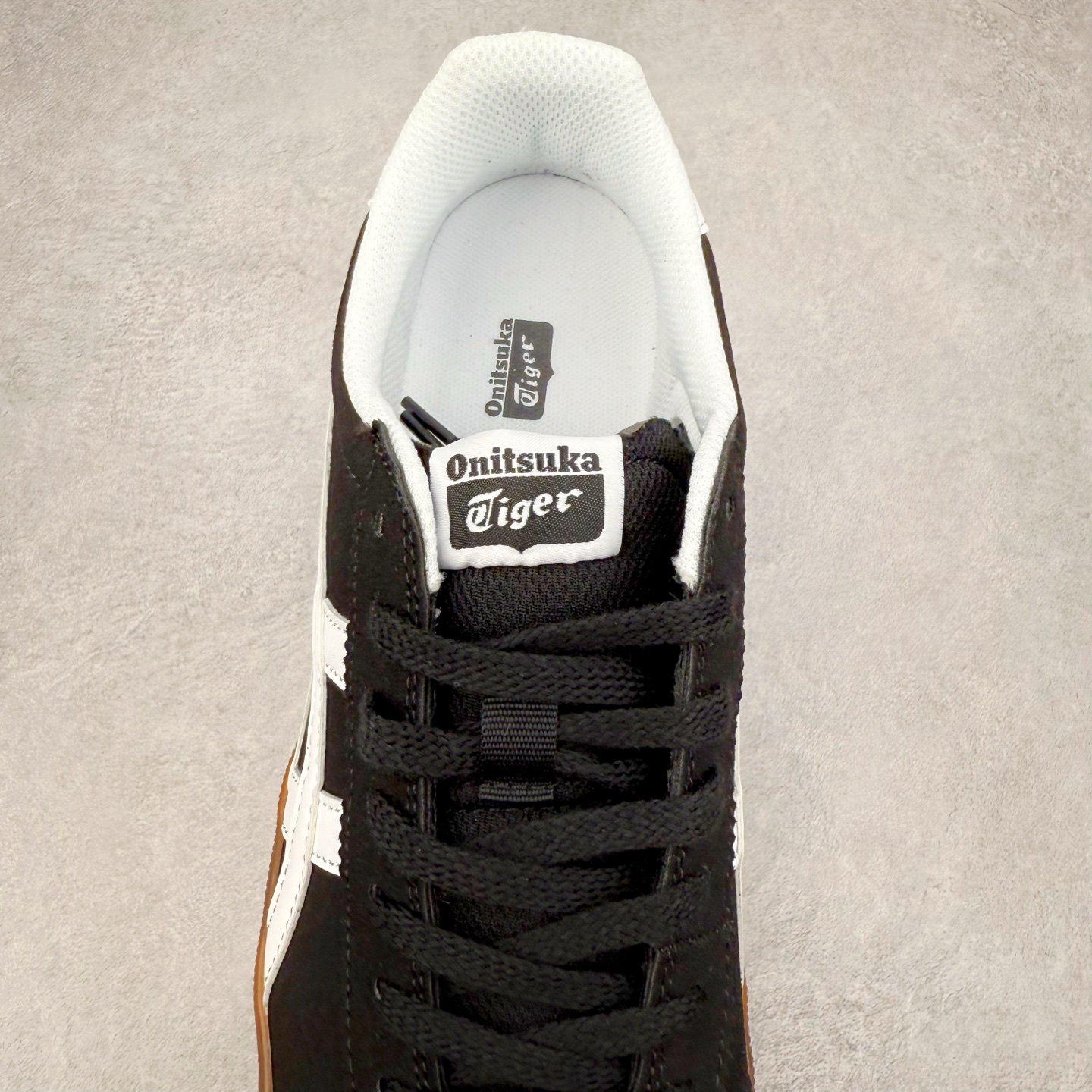 图片[5]-Asics Onitsuka Tige TOKUTEN 亚瑟士鬼冢虎男女士复古跑鞋街拍潮鞋低帮板鞋经典款中性复古运动鞋 轻盈舒适 时尚与复古与一体 轻盈的款式 适合夏天~简单的设定配合修长的线条 全鞋身均以麖皮打造 散发着日本新一代的潮流品味 无论配衬任何造型都能胜任 Tokuten 精神来自80年代的室内用鞋 T-TOE前足补强设计 环状中底底部结构 橡胶大底元素 防滑耐磨的同时保持着鞋子的轻盈 并提供良好牵引力 脚感柔软舒适 长时间行走也不会觉得脚部不适 经典复刻款 休闲百搭 中性款男女都可穿 尺码：36 37 37.5 38 39 40.5 41.5 42 42.5 43.5 44 45-选品中心