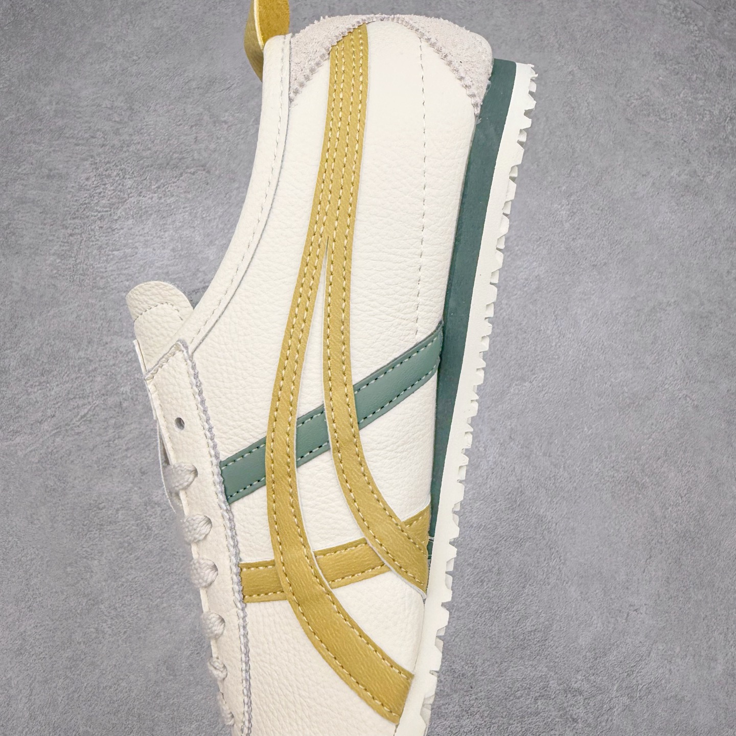 图片[7]-Asics Onitsuka Tiger MEXICO 66 亚瑟士鬼冢虎复古经典板鞋 市场王者选手 海外订单工厂出品 长期生产补货永不断码 超成熟稳定的做工品控 原装全套纸板楦头开发 原汁原味 完美呈现版型 私模正确鞋底咬花纹路 一比一鞋头弧度高度鞋身弧度 绝不口嗨 细节品控鞋型随意秒杀市面 原档咬花纹路私模大底 一个单元有六个三角形 总体形拼接呈现花瓣状 官方四联吊牌 原装Ortholite轻量化鞋垫 原盒原配 质保卡 说明书 钢印防尘纸 纸板中底带钢印 乳胶组合鞋垫 支持全方位的对比专柜 产品从款式颜色造型上体现出追求舒适和细节的完美 鞋类更是推崇手工制作的严谨与完美 融舒适性与可穿性的设计风格 注重细节的完美和别致魅力 既保持稳重 又不失轻松的时尚感 尺码：36 37 37.5 38 39 39.5 40 40.5 41.5 42 42.5 43.5 44 45-选品中心