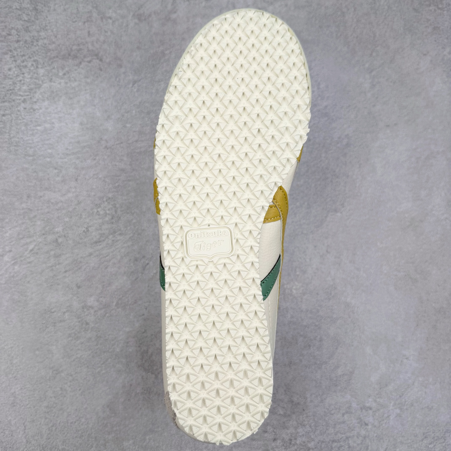 图片[9]-Asics Onitsuka Tiger MEXICO 66 亚瑟士鬼冢虎复古经典板鞋 市场王者选手 海外订单工厂出品 长期生产补货永不断码 超成熟稳定的做工品控 原装全套纸板楦头开发 原汁原味 完美呈现版型 私模正确鞋底咬花纹路 一比一鞋头弧度高度鞋身弧度 绝不口嗨 细节品控鞋型随意秒杀市面 原档咬花纹路私模大底 一个单元有六个三角形 总体形拼接呈现花瓣状 官方四联吊牌 原装Ortholite轻量化鞋垫 原盒原配 质保卡 说明书 钢印防尘纸 纸板中底带钢印 乳胶组合鞋垫 支持全方位的对比专柜 产品从款式颜色造型上体现出追求舒适和细节的完美 鞋类更是推崇手工制作的严谨与完美 融舒适性与可穿性的设计风格 注重细节的完美和别致魅力 既保持稳重 又不失轻松的时尚感 尺码：36 37 37.5 38 39 39.5 40 40.5 41.5 42 42.5 43.5 44 45-选品中心