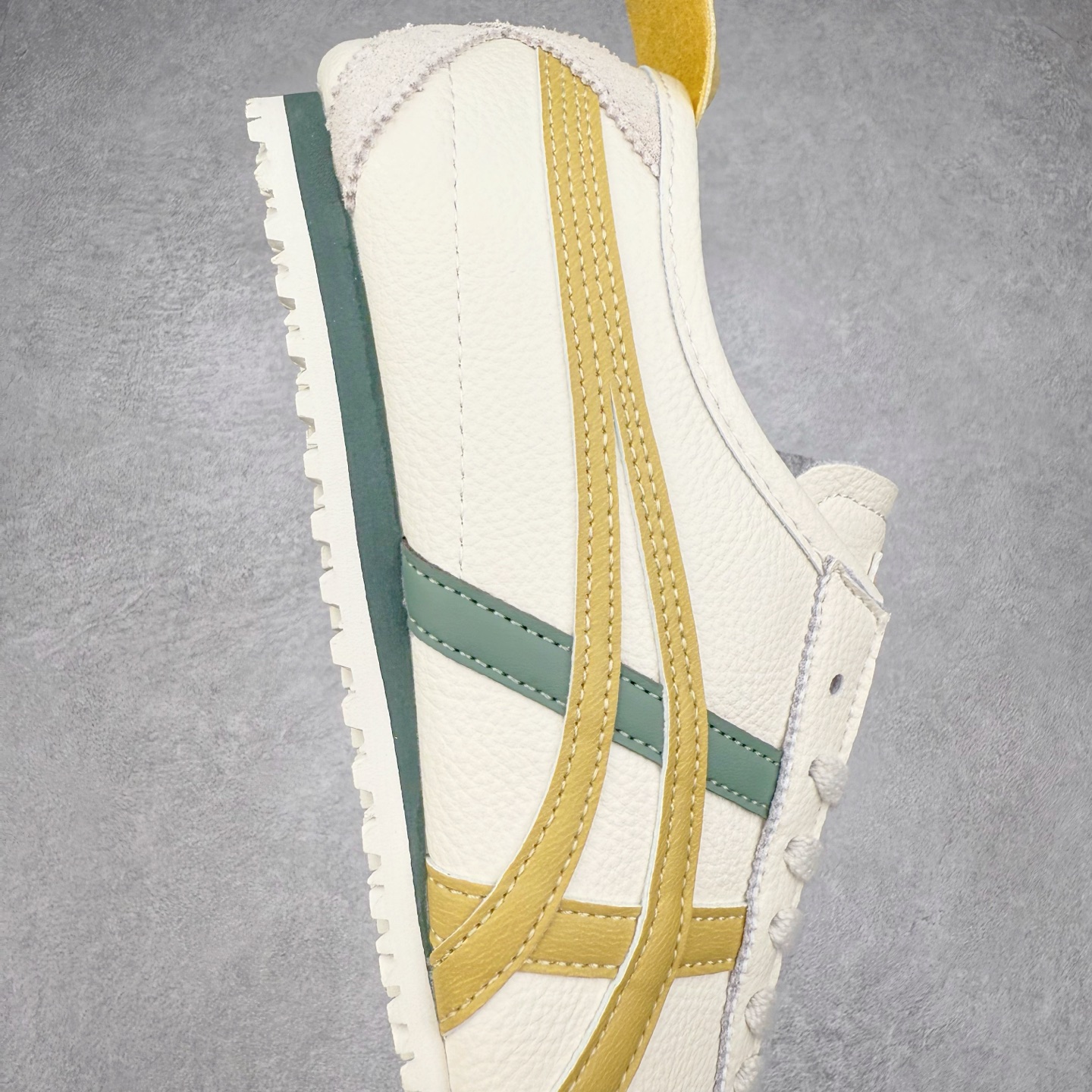 图片[6]-Asics Onitsuka Tiger MEXICO 66 亚瑟士鬼冢虎复古经典板鞋 市场王者选手 海外订单工厂出品 长期生产补货永不断码 超成熟稳定的做工品控 原装全套纸板楦头开发 原汁原味 完美呈现版型 私模正确鞋底咬花纹路 一比一鞋头弧度高度鞋身弧度 绝不口嗨 细节品控鞋型随意秒杀市面 原档咬花纹路私模大底 一个单元有六个三角形 总体形拼接呈现花瓣状 官方四联吊牌 原装Ortholite轻量化鞋垫 原盒原配 质保卡 说明书 钢印防尘纸 纸板中底带钢印 乳胶组合鞋垫 支持全方位的对比专柜 产品从款式颜色造型上体现出追求舒适和细节的完美 鞋类更是推崇手工制作的严谨与完美 融舒适性与可穿性的设计风格 注重细节的完美和别致魅力 既保持稳重 又不失轻松的时尚感 尺码：36 37 37.5 38 39 39.5 40 40.5 41.5 42 42.5 43.5 44 45-选品中心