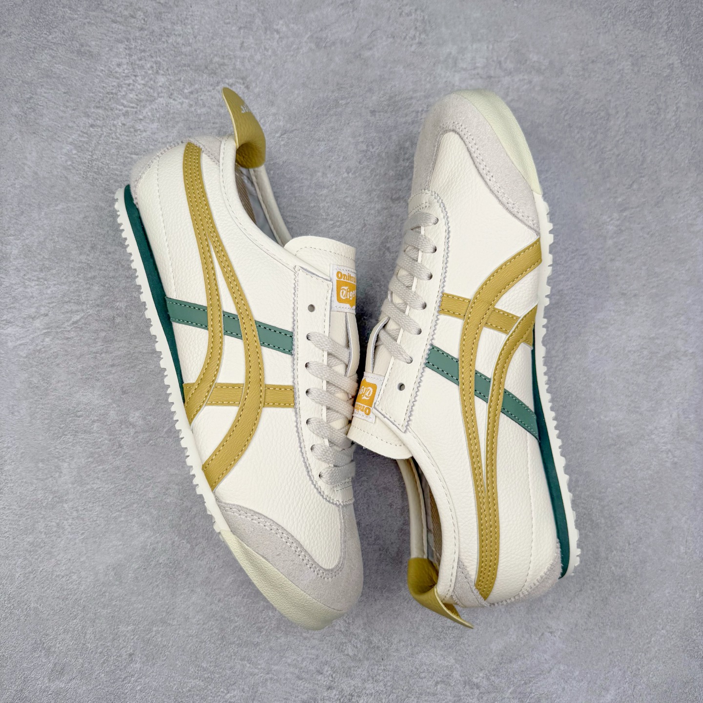 图片[3]-Asics Onitsuka Tiger MEXICO 66 亚瑟士鬼冢虎复古经典板鞋 市场王者选手 海外订单工厂出品 长期生产补货永不断码 超成熟稳定的做工品控 原装全套纸板楦头开发 原汁原味 完美呈现版型 私模正确鞋底咬花纹路 一比一鞋头弧度高度鞋身弧度 绝不口嗨 细节品控鞋型随意秒杀市面 原档咬花纹路私模大底 一个单元有六个三角形 总体形拼接呈现花瓣状 官方四联吊牌 原装Ortholite轻量化鞋垫 原盒原配 质保卡 说明书 钢印防尘纸 纸板中底带钢印 乳胶组合鞋垫 支持全方位的对比专柜 产品从款式颜色造型上体现出追求舒适和细节的完美 鞋类更是推崇手工制作的严谨与完美 融舒适性与可穿性的设计风格 注重细节的完美和别致魅力 既保持稳重 又不失轻松的时尚感 尺码：36 37 37.5 38 39 39.5 40 40.5 41.5 42 42.5 43.5 44 45-选品中心