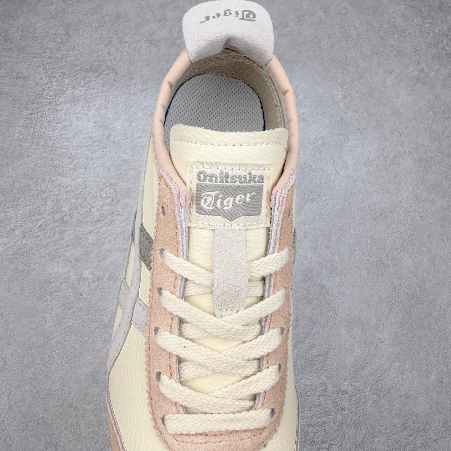 图片[5]-Asics Onitsuka Tiger MEXICO 66 亚瑟士鬼冢虎复古经典板鞋 市场王者选手 海外订单工厂出品 长期生产补货永不断码 超成熟稳定的做工品控 原装全套纸板楦头开发 原汁原味 完美呈现版型 私模正确鞋底咬花纹路 一比一鞋头弧度高度鞋身弧度 绝不口嗨 细节品控鞋型随意秒杀市面 原档咬花纹路私模大底 一个单元有六个三角形 总体形拼接呈现花瓣状 官方四联吊牌 原装Ortholite轻量化鞋垫 原盒原配 质保卡 说明书 钢印防尘纸 纸板中底带钢印 乳胶组合鞋垫 支持全方位的对比专柜 产品从款式颜色造型上体现出追求舒适和细节的完美 鞋类更是推崇手工制作的严谨与完美 融舒适性与可穿性的设计风格 注重细节的完美和别致魅力 既保持稳重 又不失轻松的时尚感 尺码：36 37 37.5 38 39 39.5 40 40.5 41.5 42 42.5 43.5 44 45-选品中心