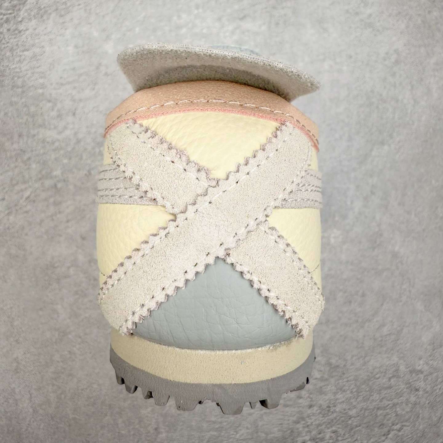 图片[8]-Asics Onitsuka Tiger MEXICO 66 亚瑟士鬼冢虎复古经典板鞋 市场王者选手 海外订单工厂出品 长期生产补货永不断码 超成熟稳定的做工品控 原装全套纸板楦头开发 原汁原味 完美呈现版型 私模正确鞋底咬花纹路 一比一鞋头弧度高度鞋身弧度 绝不口嗨 细节品控鞋型随意秒杀市面 原档咬花纹路私模大底 一个单元有六个三角形 总体形拼接呈现花瓣状 官方四联吊牌 原装Ortholite轻量化鞋垫 原盒原配 质保卡 说明书 钢印防尘纸 纸板中底带钢印 乳胶组合鞋垫 支持全方位的对比专柜 产品从款式颜色造型上体现出追求舒适和细节的完美 鞋类更是推崇手工制作的严谨与完美 融舒适性与可穿性的设计风格 注重细节的完美和别致魅力 既保持稳重 又不失轻松的时尚感 尺码：36 37 37.5 38 39 39.5 40 40.5 41.5 42 42.5 43.5 44 45-选品中心