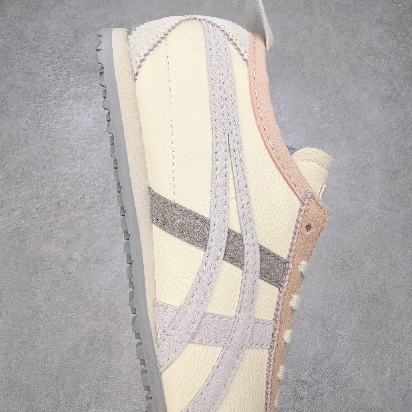 图片[6]-Asics Onitsuka Tiger MEXICO 66 亚瑟士鬼冢虎复古经典板鞋 市场王者选手 海外订单工厂出品 长期生产补货永不断码 超成熟稳定的做工品控 原装全套纸板楦头开发 原汁原味 完美呈现版型 私模正确鞋底咬花纹路 一比一鞋头弧度高度鞋身弧度 绝不口嗨 细节品控鞋型随意秒杀市面 原档咬花纹路私模大底 一个单元有六个三角形 总体形拼接呈现花瓣状 官方四联吊牌 原装Ortholite轻量化鞋垫 原盒原配 质保卡 说明书 钢印防尘纸 纸板中底带钢印 乳胶组合鞋垫 支持全方位的对比专柜 产品从款式颜色造型上体现出追求舒适和细节的完美 鞋类更是推崇手工制作的严谨与完美 融舒适性与可穿性的设计风格 注重细节的完美和别致魅力 既保持稳重 又不失轻松的时尚感 尺码：36 37 37.5 38 39 39.5 40 40.5 41.5 42 42.5 43.5 44 45-选品中心