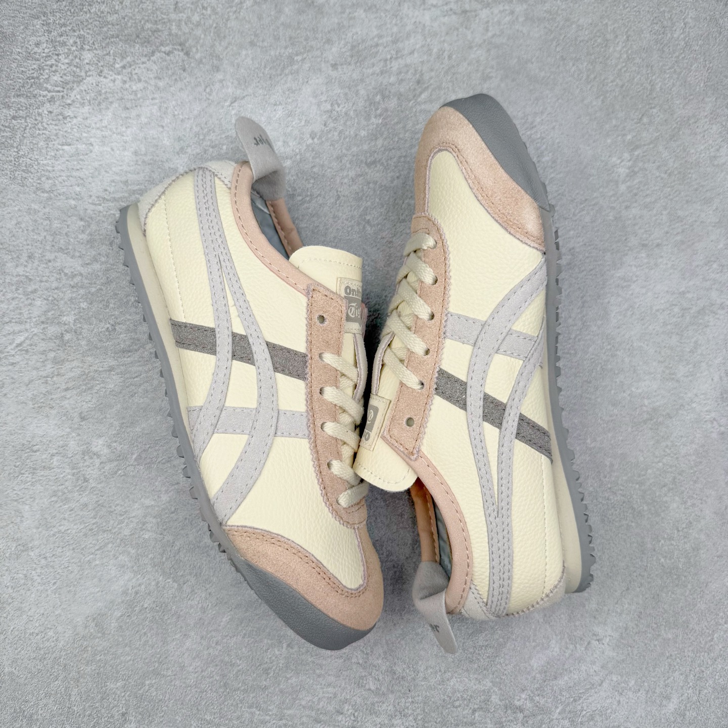 图片[3]-Asics Onitsuka Tiger MEXICO 66 亚瑟士鬼冢虎复古经典板鞋 市场王者选手 海外订单工厂出品 长期生产补货永不断码 超成熟稳定的做工品控 原装全套纸板楦头开发 原汁原味 完美呈现版型 私模正确鞋底咬花纹路 一比一鞋头弧度高度鞋身弧度 绝不口嗨 细节品控鞋型随意秒杀市面 原档咬花纹路私模大底 一个单元有六个三角形 总体形拼接呈现花瓣状 官方四联吊牌 原装Ortholite轻量化鞋垫 原盒原配 质保卡 说明书 钢印防尘纸 纸板中底带钢印 乳胶组合鞋垫 支持全方位的对比专柜 产品从款式颜色造型上体现出追求舒适和细节的完美 鞋类更是推崇手工制作的严谨与完美 融舒适性与可穿性的设计风格 注重细节的完美和别致魅力 既保持稳重 又不失轻松的时尚感 尺码：36 37 37.5 38 39 39.5 40 40.5 41.5 42 42.5 43.5 44 45-选品中心