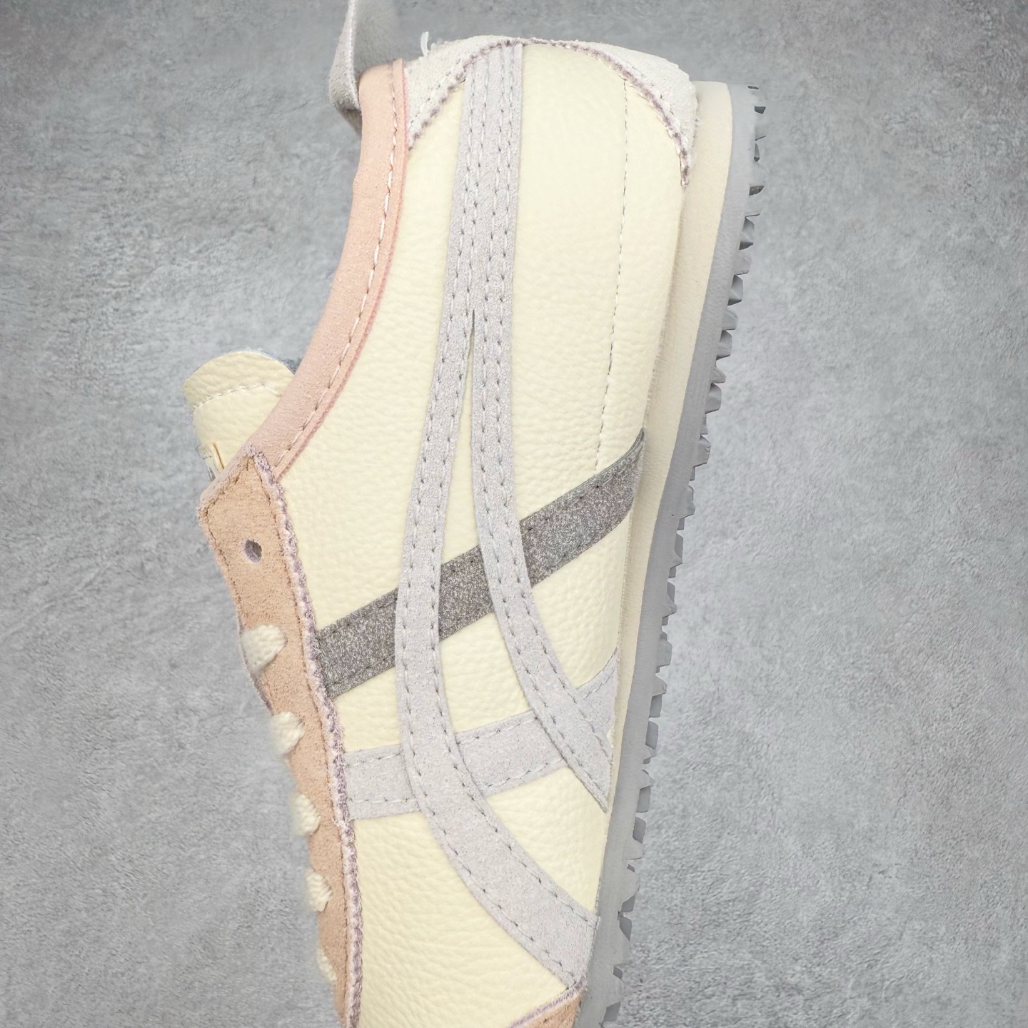 图片[7]-Asics Onitsuka Tiger MEXICO 66 亚瑟士鬼冢虎复古经典板鞋 市场王者选手 海外订单工厂出品 长期生产补货永不断码 超成熟稳定的做工品控 原装全套纸板楦头开发 原汁原味 完美呈现版型 私模正确鞋底咬花纹路 一比一鞋头弧度高度鞋身弧度 绝不口嗨 细节品控鞋型随意秒杀市面 原档咬花纹路私模大底 一个单元有六个三角形 总体形拼接呈现花瓣状 官方四联吊牌 原装Ortholite轻量化鞋垫 原盒原配 质保卡 说明书 钢印防尘纸 纸板中底带钢印 乳胶组合鞋垫 支持全方位的对比专柜 产品从款式颜色造型上体现出追求舒适和细节的完美 鞋类更是推崇手工制作的严谨与完美 融舒适性与可穿性的设计风格 注重细节的完美和别致魅力 既保持稳重 又不失轻松的时尚感 尺码：36 37 37.5 38 39 39.5 40 40.5 41.5 42 42.5 43.5 44 45-选品中心