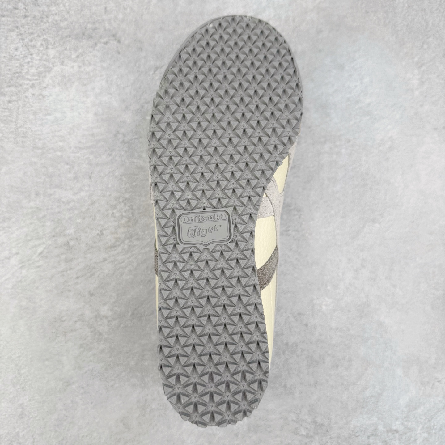 图片[9]-Asics Onitsuka Tiger MEXICO 66 亚瑟士鬼冢虎复古经典板鞋 市场王者选手 海外订单工厂出品 长期生产补货永不断码 超成熟稳定的做工品控 原装全套纸板楦头开发 原汁原味 完美呈现版型 私模正确鞋底咬花纹路 一比一鞋头弧度高度鞋身弧度 绝不口嗨 细节品控鞋型随意秒杀市面 原档咬花纹路私模大底 一个单元有六个三角形 总体形拼接呈现花瓣状 官方四联吊牌 原装Ortholite轻量化鞋垫 原盒原配 质保卡 说明书 钢印防尘纸 纸板中底带钢印 乳胶组合鞋垫 支持全方位的对比专柜 产品从款式颜色造型上体现出追求舒适和细节的完美 鞋类更是推崇手工制作的严谨与完美 融舒适性与可穿性的设计风格 注重细节的完美和别致魅力 既保持稳重 又不失轻松的时尚感 尺码：36 37 37.5 38 39 39.5 40 40.5 41.5 42 42.5 43.5 44 45-选品中心