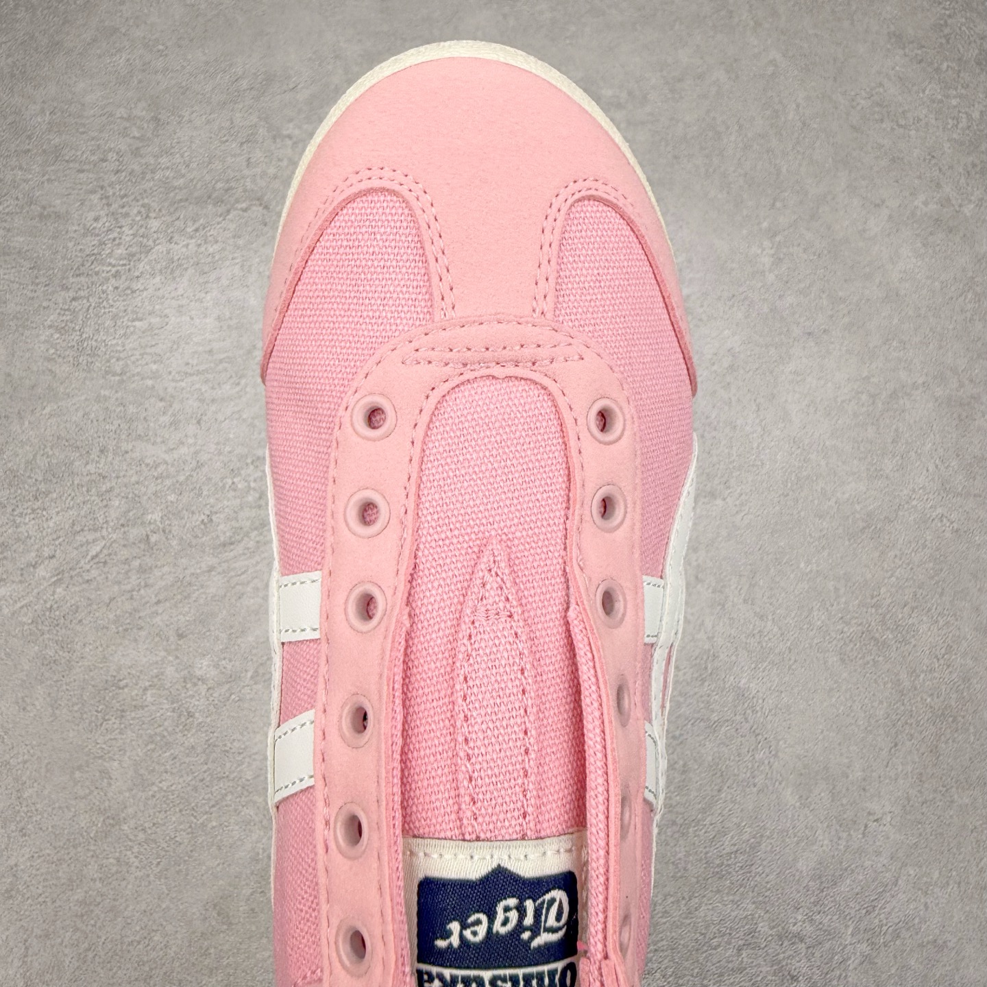 图片[4]-Asics Onitsuka Tiger MEXICO 66 亚瑟士鬼冢虎复古经典板鞋 市场王者选手 海外订单工厂出品 长期生产补货永不断码 超成熟稳定的做工品控 原装全套纸板楦头开发 原汁原味 完美呈现版型 私模正确鞋底咬花纹路 一比一鞋头弧度高度鞋身弧度 绝不口嗨 细节品控鞋型随意秒杀市面 原档咬花纹路私模大底 一个单元有六个三角形 总体形拼接呈现花瓣状 官方四联吊牌 原装Ortholite轻量化鞋垫 原盒原配 质保卡 说明书 钢印防尘纸 纸板中底带钢印 乳胶组合鞋垫 支持全方位的对比专柜 产品从款式颜色造型上体现出追求舒适和细节的完美 鞋类更是推崇手工制作的严谨与完美 融舒适性与可穿性的设计风格 注重细节的完美和别致魅力 既保持稳重 又不失轻松的时尚感 尺码：36 37 37.5 38 39 39.5 40 40.5 41.5 42 42.5 43.5 44 45-选品中心