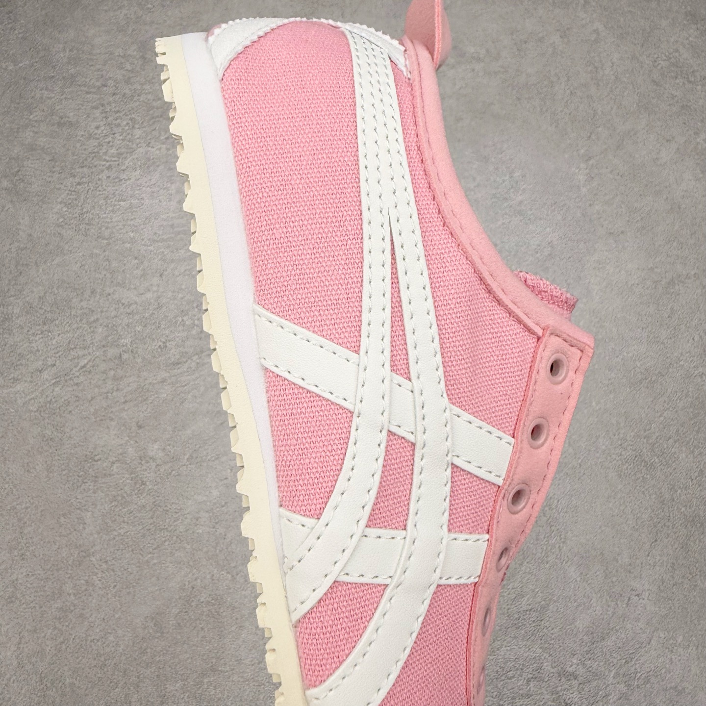 图片[6]-Asics Onitsuka Tiger MEXICO 66 亚瑟士鬼冢虎复古经典板鞋 市场王者选手 海外订单工厂出品 长期生产补货永不断码 超成熟稳定的做工品控 原装全套纸板楦头开发 原汁原味 完美呈现版型 私模正确鞋底咬花纹路 一比一鞋头弧度高度鞋身弧度 绝不口嗨 细节品控鞋型随意秒杀市面 原档咬花纹路私模大底 一个单元有六个三角形 总体形拼接呈现花瓣状 官方四联吊牌 原装Ortholite轻量化鞋垫 原盒原配 质保卡 说明书 钢印防尘纸 纸板中底带钢印 乳胶组合鞋垫 支持全方位的对比专柜 产品从款式颜色造型上体现出追求舒适和细节的完美 鞋类更是推崇手工制作的严谨与完美 融舒适性与可穿性的设计风格 注重细节的完美和别致魅力 既保持稳重 又不失轻松的时尚感 尺码：36 37 37.5 38 39 39.5 40 40.5 41.5 42 42.5 43.5 44 45-选品中心