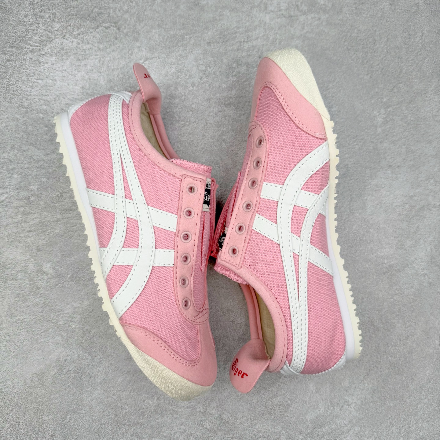 图片[3]-Asics Onitsuka Tiger MEXICO 66 亚瑟士鬼冢虎复古经典板鞋 市场王者选手 海外订单工厂出品 长期生产补货永不断码 超成熟稳定的做工品控 原装全套纸板楦头开发 原汁原味 完美呈现版型 私模正确鞋底咬花纹路 一比一鞋头弧度高度鞋身弧度 绝不口嗨 细节品控鞋型随意秒杀市面 原档咬花纹路私模大底 一个单元有六个三角形 总体形拼接呈现花瓣状 官方四联吊牌 原装Ortholite轻量化鞋垫 原盒原配 质保卡 说明书 钢印防尘纸 纸板中底带钢印 乳胶组合鞋垫 支持全方位的对比专柜 产品从款式颜色造型上体现出追求舒适和细节的完美 鞋类更是推崇手工制作的严谨与完美 融舒适性与可穿性的设计风格 注重细节的完美和别致魅力 既保持稳重 又不失轻松的时尚感 尺码：36 37 37.5 38 39 39.5 40 40.5 41.5 42 42.5 43.5 44 45-选品中心