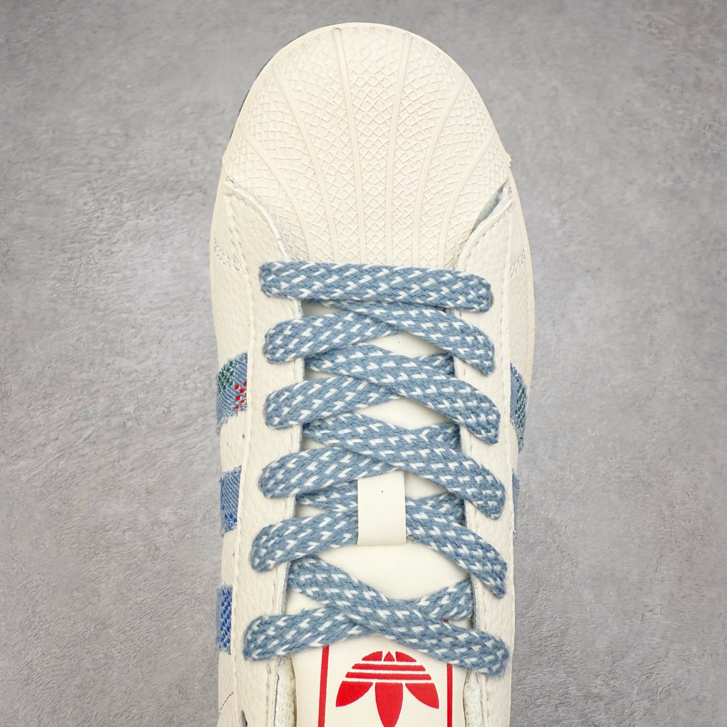 图片[4]-＃C2 AD Originals Superstar 经典复古贝壳头板鞋 HS3084 诞生于1969年 是第一双将全皮面鞋 身与橡胶鞋头结合在一起的低帮篮球鞋 Superstar最开始 是作为高帮篮球鞋Pro Model的低帮版本而出现的 但因为其独特和醒目的橡胶鞋头造型而让大家熟知 被大家形象地称为\\\”shelltoe\\\”贝壳头 在70年代的美国职业篮球场上 接近3/4的NBA球员都将这双Superstar作为场上用鞋 80年代之后 经过不断的改良和发展 Superstar逐渐成为横跨时装、音乐、街头文化、休闲和运动等各大领域的时尚潮鞋 尺码：36 36.5 37 38 38.5 39 40 40.5 41 42 42.5 43 44 44.5 45-选品中心