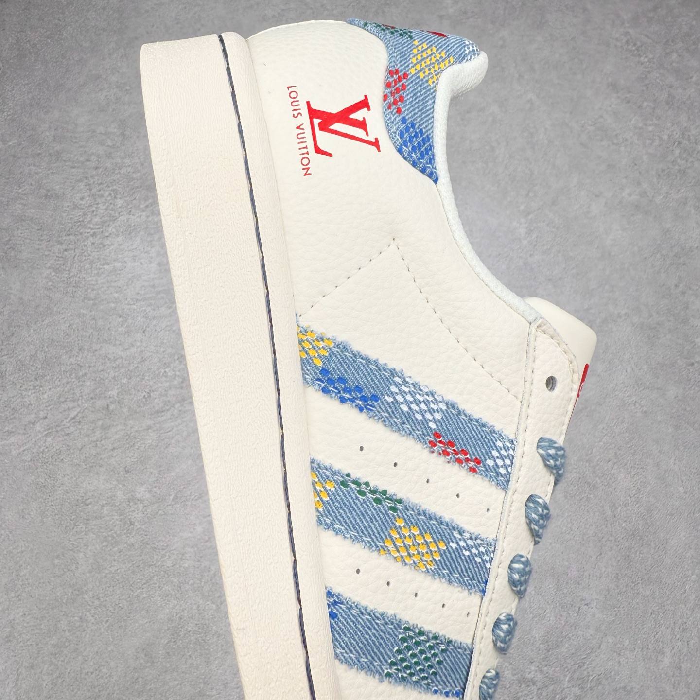 图片[6]-＃C2 AD Originals Superstar 经典复古贝壳头板鞋 HS3084 诞生于1969年 是第一双将全皮面鞋 身与橡胶鞋头结合在一起的低帮篮球鞋 Superstar最开始 是作为高帮篮球鞋Pro Model的低帮版本而出现的 但因为其独特和醒目的橡胶鞋头造型而让大家熟知 被大家形象地称为\\\”shelltoe\\\”贝壳头 在70年代的美国职业篮球场上 接近3/4的NBA球员都将这双Superstar作为场上用鞋 80年代之后 经过不断的改良和发展 Superstar逐渐成为横跨时装、音乐、街头文化、休闲和运动等各大领域的时尚潮鞋 尺码：36 36.5 37 38 38.5 39 40 40.5 41 42 42.5 43 44 44.5 45-选品中心