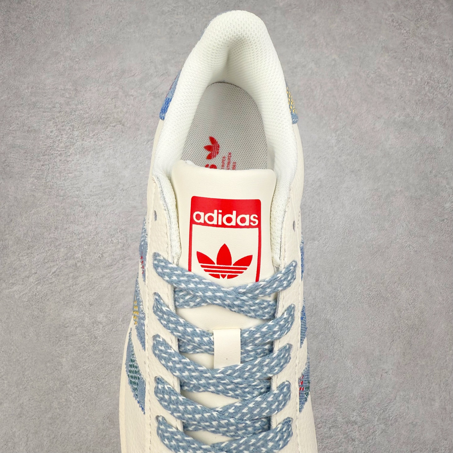 图片[5]-＃C2 AD Originals Superstar 经典复古贝壳头板鞋 HS3084 诞生于1969年 是第一双将全皮面鞋 身与橡胶鞋头结合在一起的低帮篮球鞋 Superstar最开始 是作为高帮篮球鞋Pro Model的低帮版本而出现的 但因为其独特和醒目的橡胶鞋头造型而让大家熟知 被大家形象地称为\\\”shelltoe\\\”贝壳头 在70年代的美国职业篮球场上 接近3/4的NBA球员都将这双Superstar作为场上用鞋 80年代之后 经过不断的改良和发展 Superstar逐渐成为横跨时装、音乐、街头文化、休闲和运动等各大领域的时尚潮鞋 尺码：36 36.5 37 38 38.5 39 40 40.5 41 42 42.5 43 44 44.5 45-选品中心