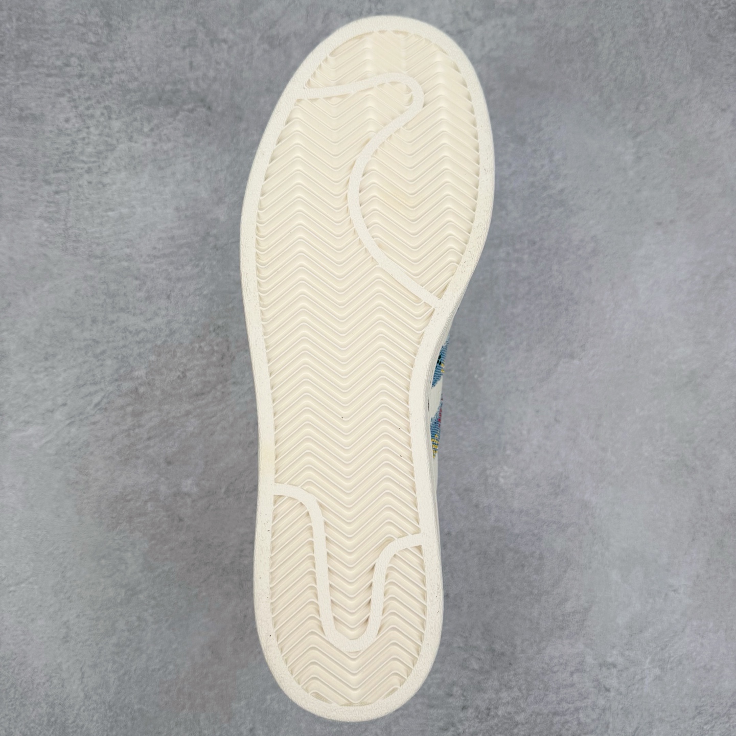 图片[9]-＃C2 AD Originals Superstar 经典复古贝壳头板鞋 HS3084 诞生于1969年 是第一双将全皮面鞋 身与橡胶鞋头结合在一起的低帮篮球鞋 Superstar最开始 是作为高帮篮球鞋Pro Model的低帮版本而出现的 但因为其独特和醒目的橡胶鞋头造型而让大家熟知 被大家形象地称为\\\”shelltoe\\\”贝壳头 在70年代的美国职业篮球场上 接近3/4的NBA球员都将这双Superstar作为场上用鞋 80年代之后 经过不断的改良和发展 Superstar逐渐成为横跨时装、音乐、街头文化、休闲和运动等各大领域的时尚潮鞋 尺码：36 36.5 37 38 38.5 39 40 40.5 41 42 42.5 43 44 44.5 45-选品中心