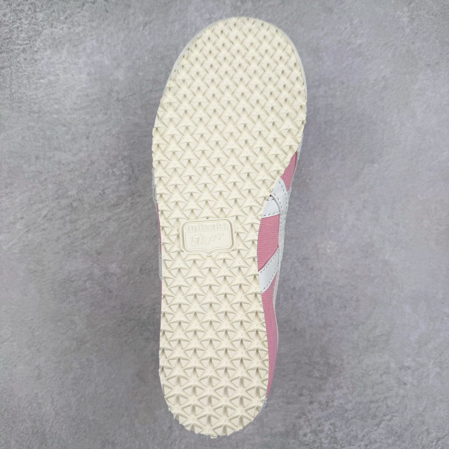 图片[9]-Asics Onitsuka Tiger MEXICO 66 亚瑟士鬼冢虎复古经典板鞋 市场王者选手 海外订单工厂出品 长期生产补货永不断码 超成熟稳定的做工品控 原装全套纸板楦头开发 原汁原味 完美呈现版型 私模正确鞋底咬花纹路 一比一鞋头弧度高度鞋身弧度 绝不口嗨 细节品控鞋型随意秒杀市面 原档咬花纹路私模大底 一个单元有六个三角形 总体形拼接呈现花瓣状 官方四联吊牌 原装Ortholite轻量化鞋垫 原盒原配 质保卡 说明书 钢印防尘纸 纸板中底带钢印 乳胶组合鞋垫 支持全方位的对比专柜 产品从款式颜色造型上体现出追求舒适和细节的完美 鞋类更是推崇手工制作的严谨与完美 融舒适性与可穿性的设计风格 注重细节的完美和别致魅力 既保持稳重 又不失轻松的时尚感 尺码：36 37 37.5 38 39 39.5 40 40.5 41.5 42 42.5 43.5 44 45-选品中心