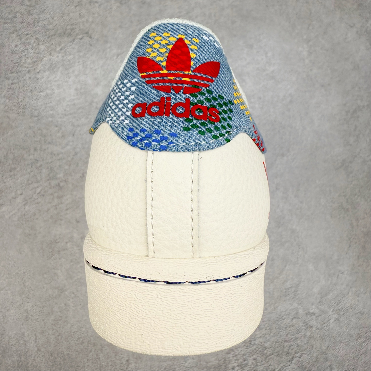 图片[8]-＃C2 AD Originals Superstar 经典复古贝壳头板鞋 HS3084 诞生于1969年 是第一双将全皮面鞋 身与橡胶鞋头结合在一起的低帮篮球鞋 Superstar最开始 是作为高帮篮球鞋Pro Model的低帮版本而出现的 但因为其独特和醒目的橡胶鞋头造型而让大家熟知 被大家形象地称为\\\”shelltoe\\\”贝壳头 在70年代的美国职业篮球场上 接近3/4的NBA球员都将这双Superstar作为场上用鞋 80年代之后 经过不断的改良和发展 Superstar逐渐成为横跨时装、音乐、街头文化、休闲和运动等各大领域的时尚潮鞋 尺码：36 36.5 37 38 38.5 39 40 40.5 41 42 42.5 43 44 44.5 45-选品中心