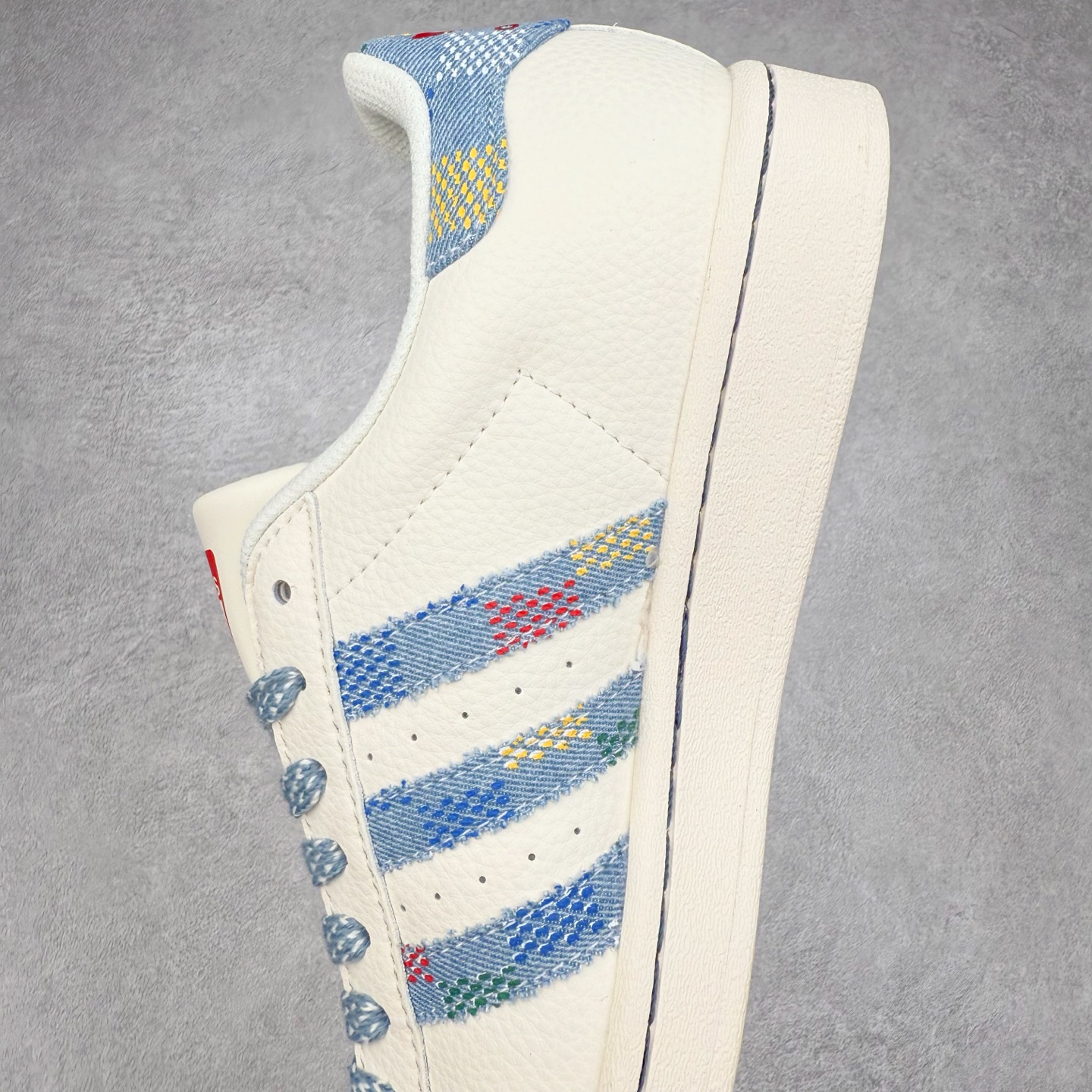 图片[7]-＃C2 AD Originals Superstar 经典复古贝壳头板鞋 HS3084 诞生于1969年 是第一双将全皮面鞋 身与橡胶鞋头结合在一起的低帮篮球鞋 Superstar最开始 是作为高帮篮球鞋Pro Model的低帮版本而出现的 但因为其独特和醒目的橡胶鞋头造型而让大家熟知 被大家形象地称为\\\”shelltoe\\\”贝壳头 在70年代的美国职业篮球场上 接近3/4的NBA球员都将这双Superstar作为场上用鞋 80年代之后 经过不断的改良和发展 Superstar逐渐成为横跨时装、音乐、街头文化、休闲和运动等各大领域的时尚潮鞋 尺码：36 36.5 37 38 38.5 39 40 40.5 41 42 42.5 43 44 44.5 45-选品中心