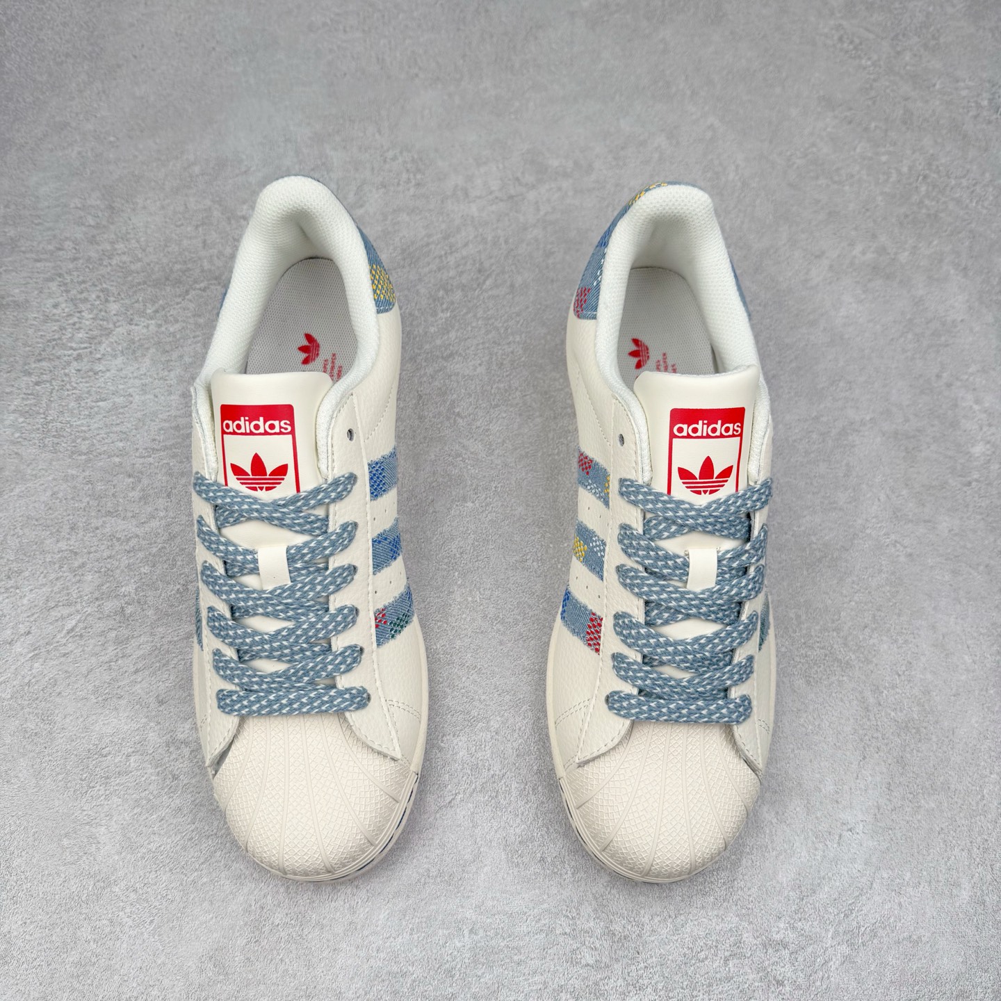 图片[2]-＃C2 AD Originals Superstar 经典复古贝壳头板鞋 HS3084 诞生于1969年 是第一双将全皮面鞋 身与橡胶鞋头结合在一起的低帮篮球鞋 Superstar最开始 是作为高帮篮球鞋Pro Model的低帮版本而出现的 但因为其独特和醒目的橡胶鞋头造型而让大家熟知 被大家形象地称为\\\”shelltoe\\\”贝壳头 在70年代的美国职业篮球场上 接近3/4的NBA球员都将这双Superstar作为场上用鞋 80年代之后 经过不断的改良和发展 Superstar逐渐成为横跨时装、音乐、街头文化、休闲和运动等各大领域的时尚潮鞋 尺码：36 36.5 37 38 38.5 39 40 40.5 41 42 42.5 43 44 44.5 45-选品中心