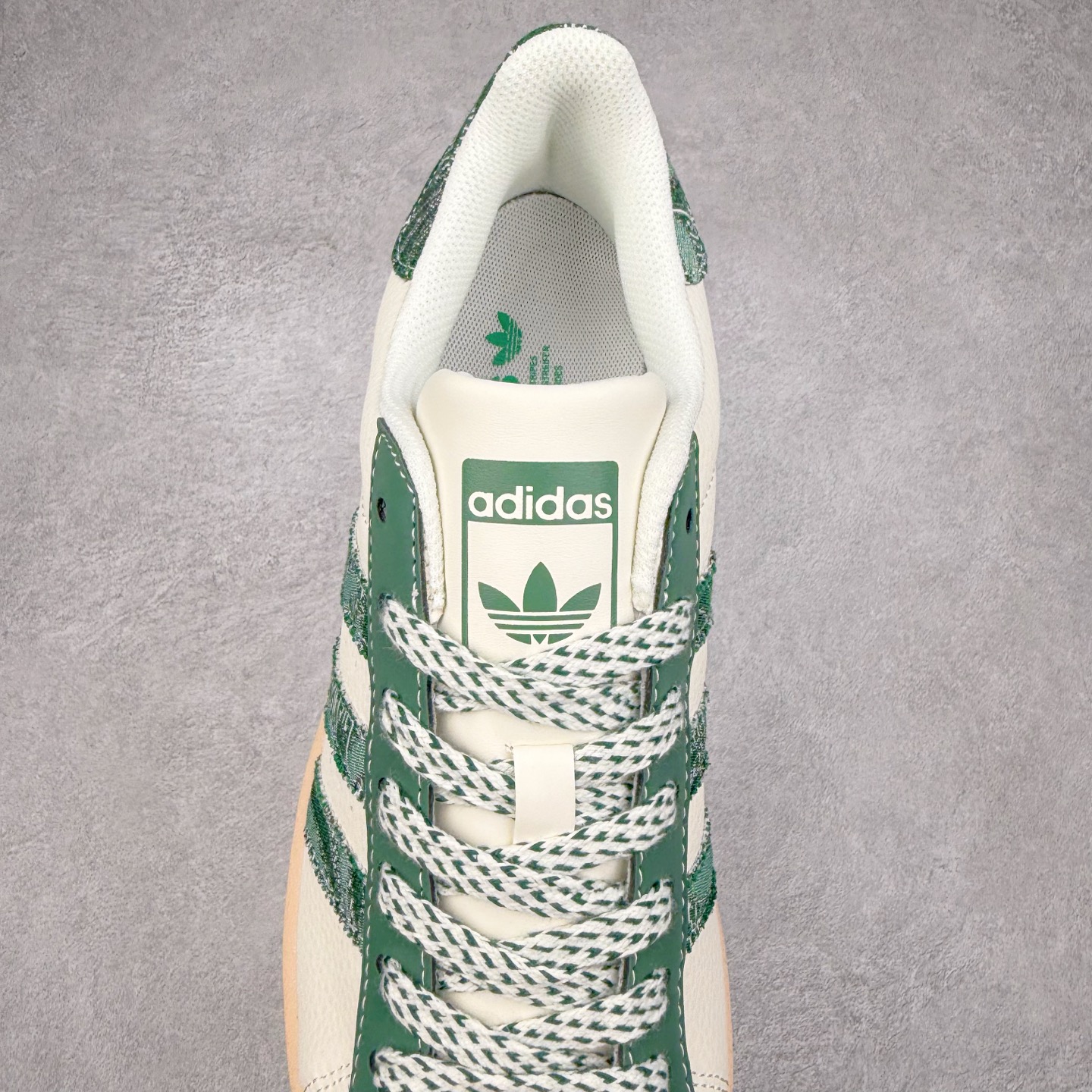 图片[5]-＃C2 AD Originals Superstar 经典复古贝壳头板鞋 HS3087 诞生于1969年 是第一双将全皮面鞋 身与橡胶鞋头结合在一起的低帮篮球鞋 Superstar最开始 是作为高帮篮球鞋Pro Model的低帮版本而出现的 但因为其独特和醒目的橡胶鞋头造型而让大家熟知 被大家形象地称为\\\”shelltoe\\\”贝壳头 在70年代的美国职业篮球场上 接近3/4的NBA球员都将这双Superstar作为场上用鞋 80年代之后 经过不断的改良和发展 Superstar逐渐成为横跨时装、音乐、街头文化、休闲和运动等各大领域的时尚潮鞋 尺码：36 36.5 37 38 38.5 39 40 40.5 41 42 42.5 43 44 44.5 45-选品中心