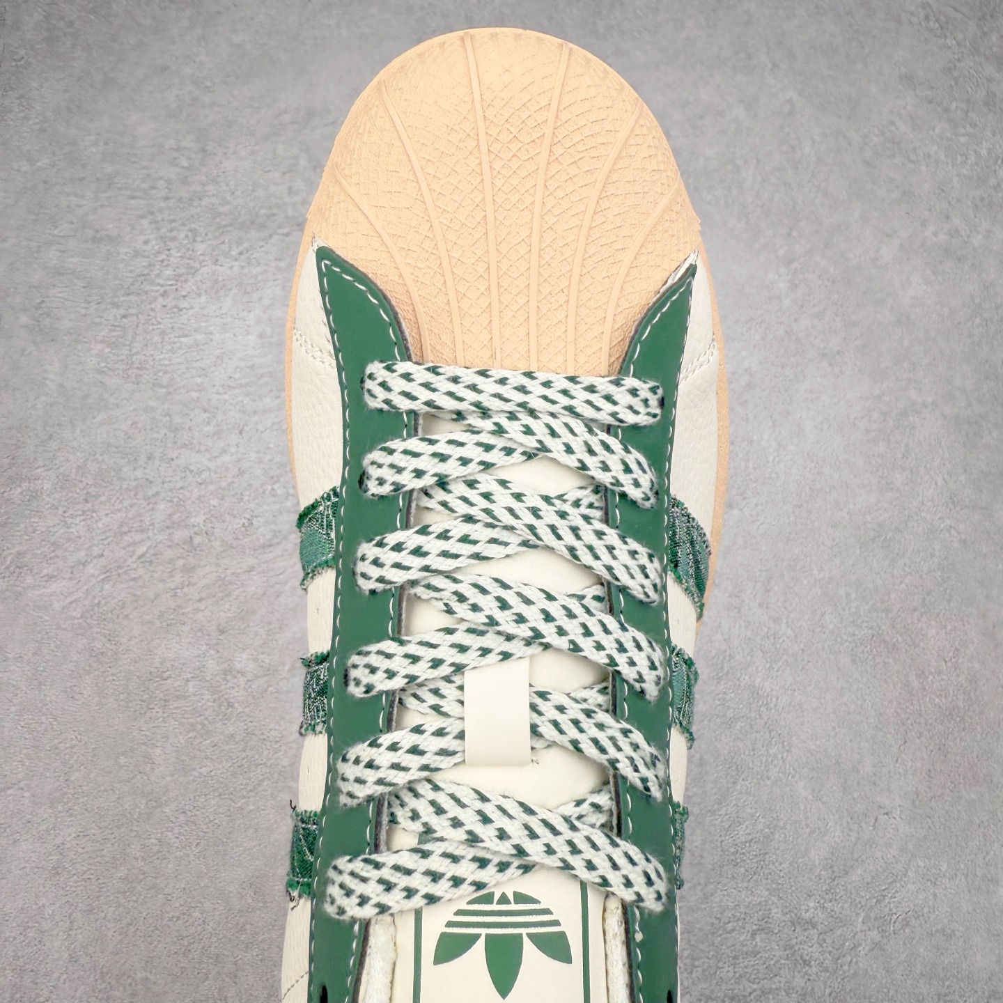 图片[4]-＃C2 AD Originals Superstar 经典复古贝壳头板鞋 HS3087 诞生于1969年 是第一双将全皮面鞋 身与橡胶鞋头结合在一起的低帮篮球鞋 Superstar最开始 是作为高帮篮球鞋Pro Model的低帮版本而出现的 但因为其独特和醒目的橡胶鞋头造型而让大家熟知 被大家形象地称为\\\”shelltoe\\\”贝壳头 在70年代的美国职业篮球场上 接近3/4的NBA球员都将这双Superstar作为场上用鞋 80年代之后 经过不断的改良和发展 Superstar逐渐成为横跨时装、音乐、街头文化、休闲和运动等各大领域的时尚潮鞋 尺码：36 36.5 37 38 38.5 39 40 40.5 41 42 42.5 43 44 44.5 45-选品中心