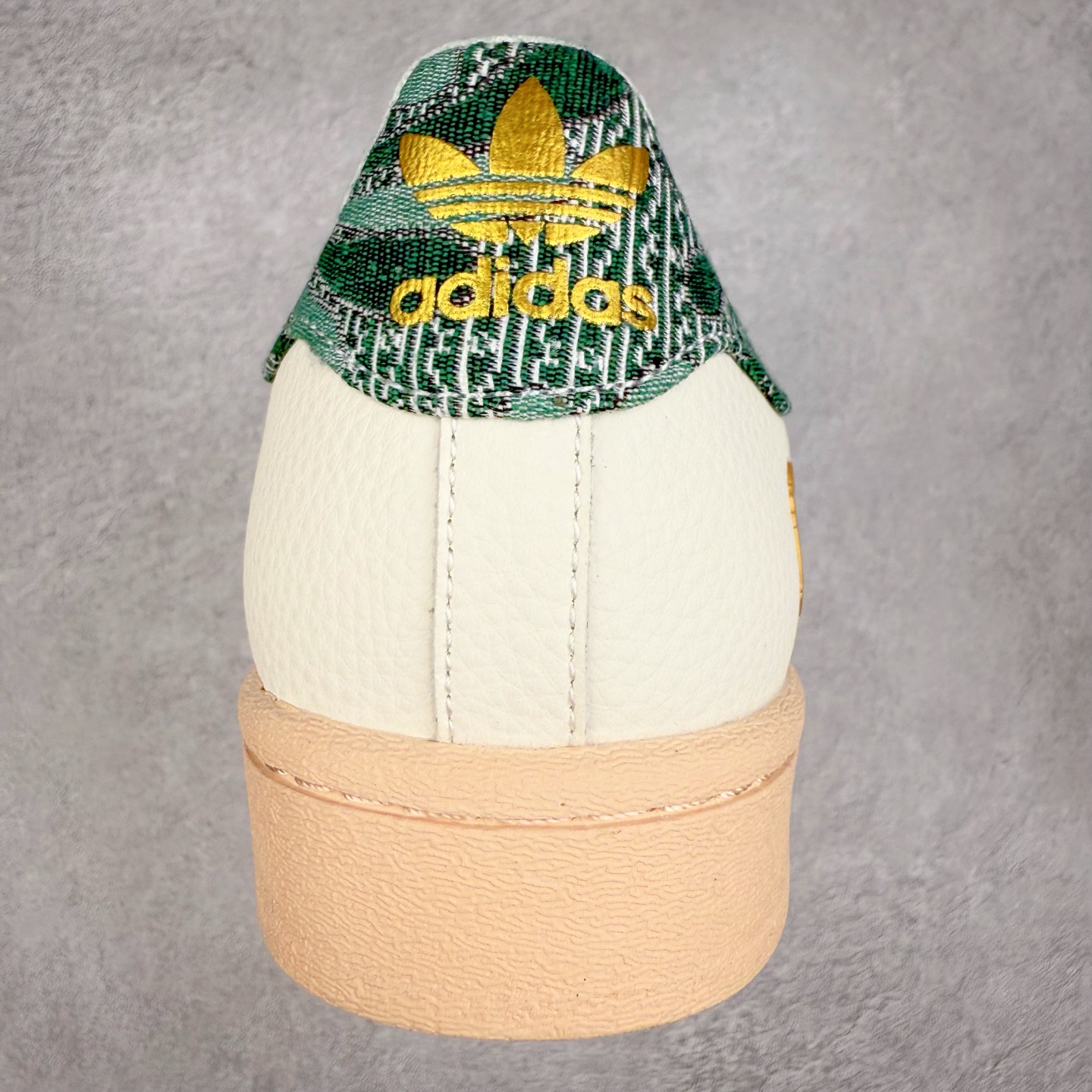 图片[8]-＃C2 AD Originals Superstar 经典复古贝壳头板鞋 HS3087 诞生于1969年 是第一双将全皮面鞋 身与橡胶鞋头结合在一起的低帮篮球鞋 Superstar最开始 是作为高帮篮球鞋Pro Model的低帮版本而出现的 但因为其独特和醒目的橡胶鞋头造型而让大家熟知 被大家形象地称为\\\”shelltoe\\\”贝壳头 在70年代的美国职业篮球场上 接近3/4的NBA球员都将这双Superstar作为场上用鞋 80年代之后 经过不断的改良和发展 Superstar逐渐成为横跨时装、音乐、街头文化、休闲和运动等各大领域的时尚潮鞋 尺码：36 36.5 37 38 38.5 39 40 40.5 41 42 42.5 43 44 44.5 45-选品中心