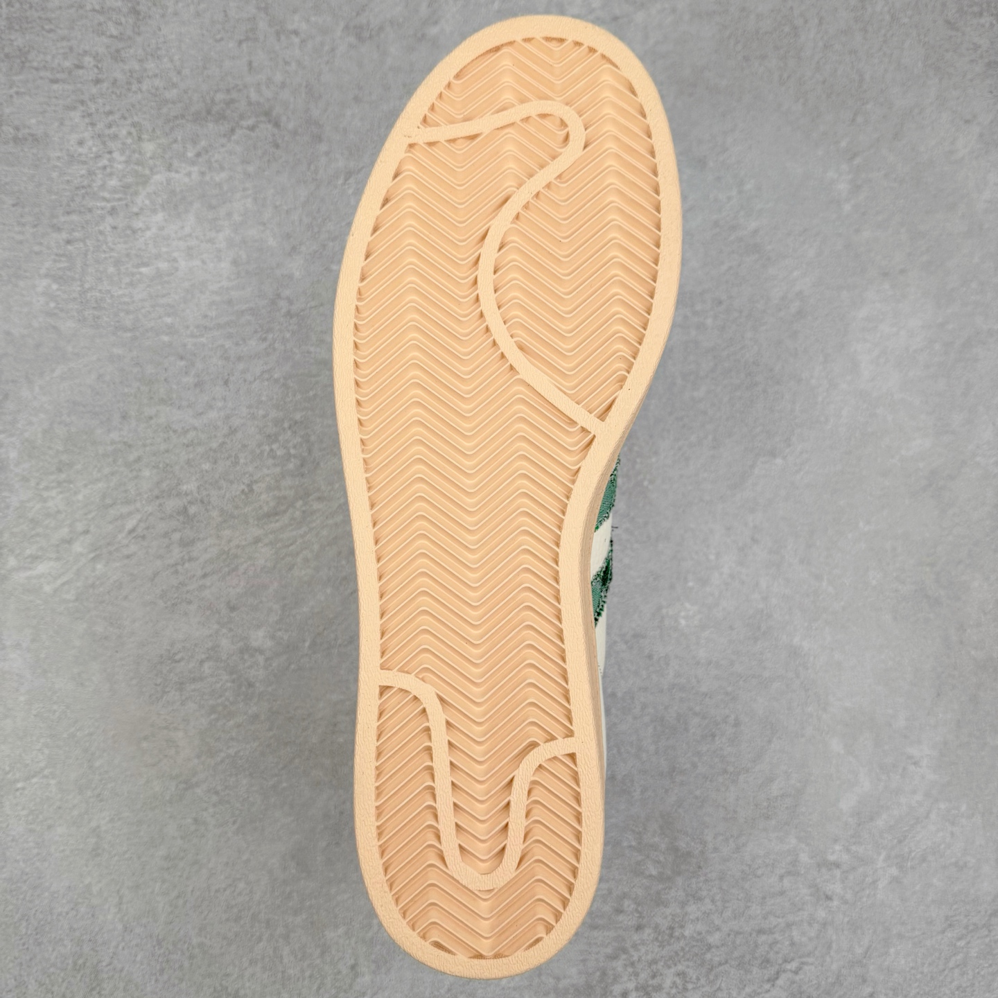 图片[9]-＃C2 AD Originals Superstar 经典复古贝壳头板鞋 HS3087 诞生于1969年 是第一双将全皮面鞋 身与橡胶鞋头结合在一起的低帮篮球鞋 Superstar最开始 是作为高帮篮球鞋Pro Model的低帮版本而出现的 但因为其独特和醒目的橡胶鞋头造型而让大家熟知 被大家形象地称为\\\”shelltoe\\\”贝壳头 在70年代的美国职业篮球场上 接近3/4的NBA球员都将这双Superstar作为场上用鞋 80年代之后 经过不断的改良和发展 Superstar逐渐成为横跨时装、音乐、街头文化、休闲和运动等各大领域的时尚潮鞋 尺码：36 36.5 37 38 38.5 39 40 40.5 41 42 42.5 43 44 44.5 45-选品中心