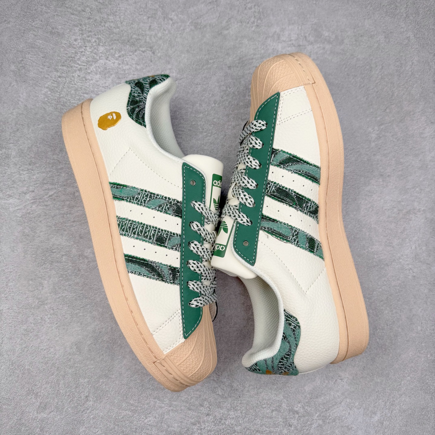 图片[3]-＃C2 AD Originals Superstar 经典复古贝壳头板鞋 HS3087 诞生于1969年 是第一双将全皮面鞋 身与橡胶鞋头结合在一起的低帮篮球鞋 Superstar最开始 是作为高帮篮球鞋Pro Model的低帮版本而出现的 但因为其独特和醒目的橡胶鞋头造型而让大家熟知 被大家形象地称为\\\”shelltoe\\\”贝壳头 在70年代的美国职业篮球场上 接近3/4的NBA球员都将这双Superstar作为场上用鞋 80年代之后 经过不断的改良和发展 Superstar逐渐成为横跨时装、音乐、街头文化、休闲和运动等各大领域的时尚潮鞋 尺码：36 36.5 37 38 38.5 39 40 40.5 41 42 42.5 43 44 44.5 45-选品中心