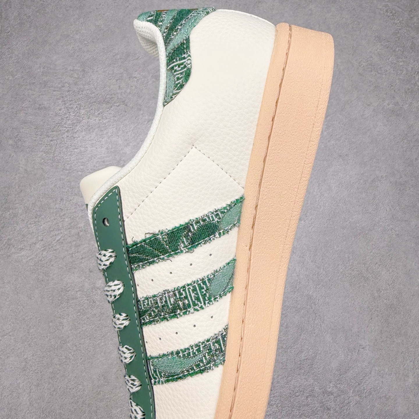 图片[7]-＃C2 AD Originals Superstar 经典复古贝壳头板鞋 HS3087 诞生于1969年 是第一双将全皮面鞋 身与橡胶鞋头结合在一起的低帮篮球鞋 Superstar最开始 是作为高帮篮球鞋Pro Model的低帮版本而出现的 但因为其独特和醒目的橡胶鞋头造型而让大家熟知 被大家形象地称为\\\”shelltoe\\\”贝壳头 在70年代的美国职业篮球场上 接近3/4的NBA球员都将这双Superstar作为场上用鞋 80年代之后 经过不断的改良和发展 Superstar逐渐成为横跨时装、音乐、街头文化、休闲和运动等各大领域的时尚潮鞋 尺码：36 36.5 37 38 38.5 39 40 40.5 41 42 42.5 43 44 44.5 45-选品中心