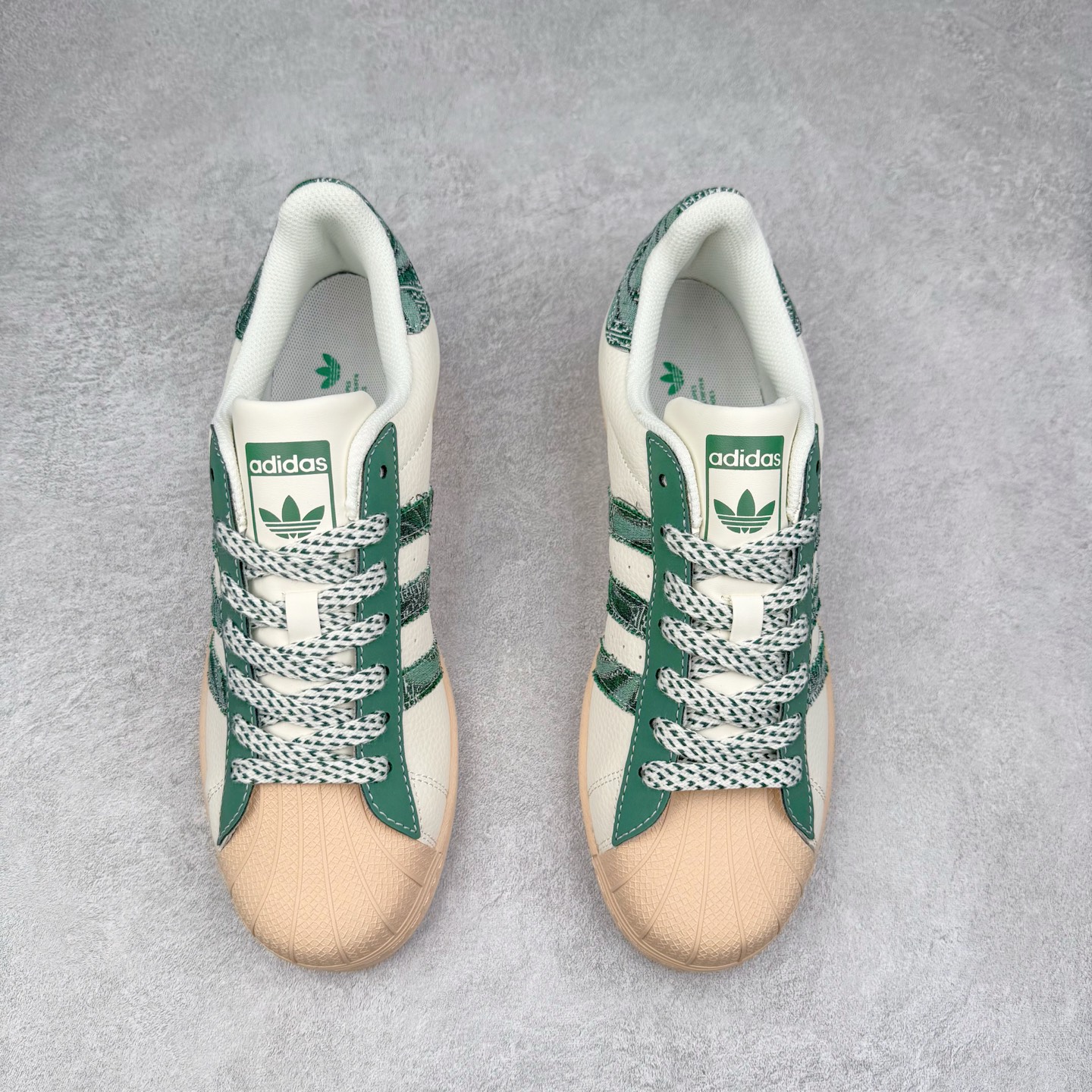 图片[2]-＃C2 AD Originals Superstar 经典复古贝壳头板鞋 HS3087 诞生于1969年 是第一双将全皮面鞋 身与橡胶鞋头结合在一起的低帮篮球鞋 Superstar最开始 是作为高帮篮球鞋Pro Model的低帮版本而出现的 但因为其独特和醒目的橡胶鞋头造型而让大家熟知 被大家形象地称为\\\”shelltoe\\\”贝壳头 在70年代的美国职业篮球场上 接近3/4的NBA球员都将这双Superstar作为场上用鞋 80年代之后 经过不断的改良和发展 Superstar逐渐成为横跨时装、音乐、街头文化、休闲和运动等各大领域的时尚潮鞋 尺码：36 36.5 37 38 38.5 39 40 40.5 41 42 42.5 43 44 44.5 45-选品中心