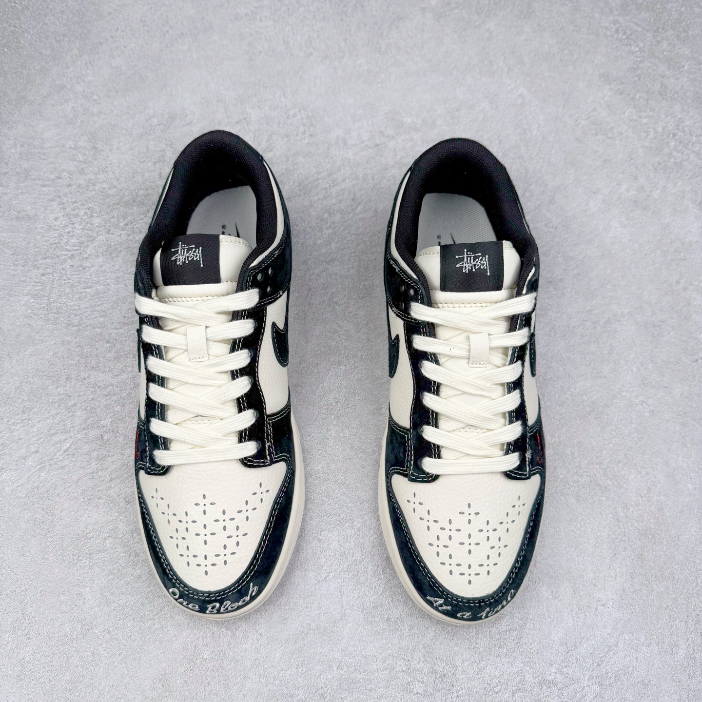 图片[2]-NK Dunk Low 定制配色 MM1089-034 大厂出品 极力推荐 原装头层材料 独家版型蒸餾加工帶來的是更好的视觉和脚感体验大厂纯原品质出货 清洁度 电绣工艺 皮料切割干净无任何毛边 细节完美 实拍调校N版已经零色差零失真 百分百还原实物色彩所见即所得 不存在货不对板色差等低级问题 选购参考实物拍摄 不混卖不参货 只用心做好货严格选品 承诺混一赔十 尺码：36 36.5 37.5 38 38.5 39 40 40.5 41 42 42.5 43 44 44.5 45-选品中心