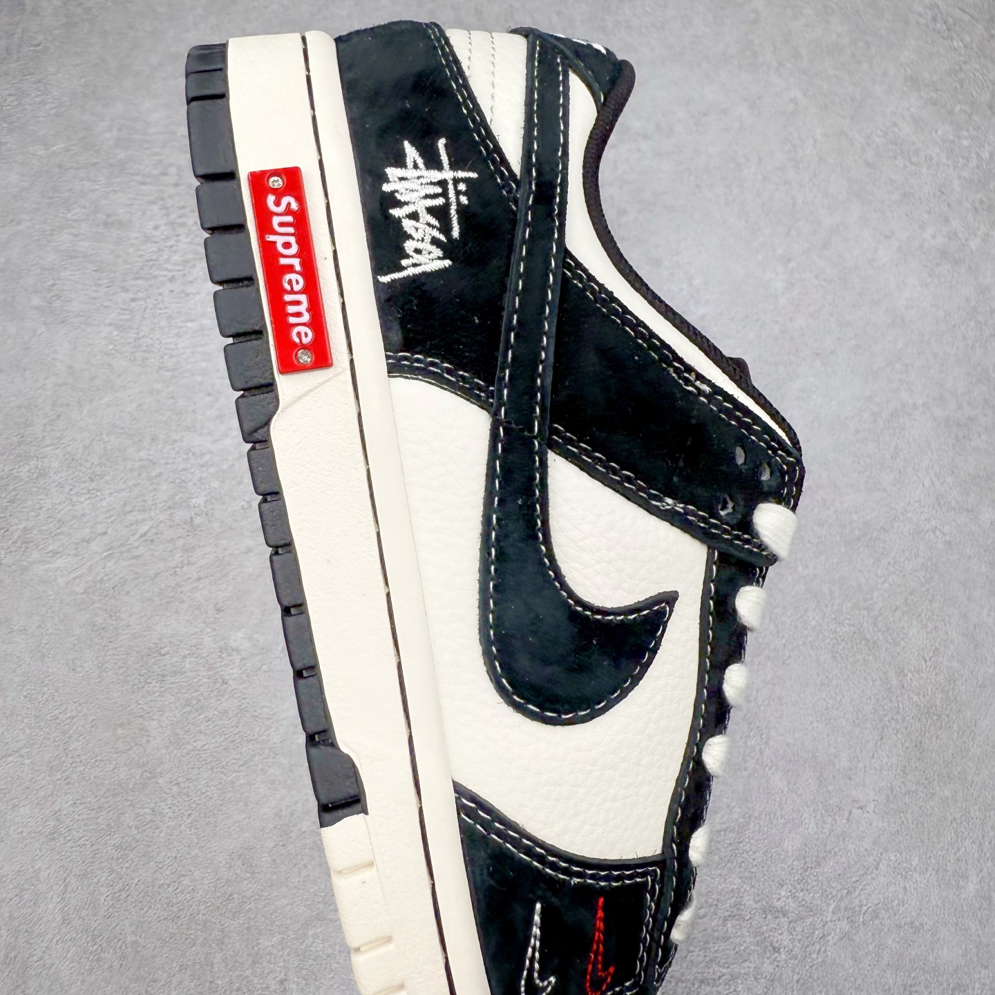 图片[6]-NK Dunk Low 定制配色 MM1089-034 大厂出品 极力推荐 原装头层材料 独家版型蒸餾加工帶來的是更好的视觉和脚感体验大厂纯原品质出货 清洁度 电绣工艺 皮料切割干净无任何毛边 细节完美 实拍调校N版已经零色差零失真 百分百还原实物色彩所见即所得 不存在货不对板色差等低级问题 选购参考实物拍摄 不混卖不参货 只用心做好货严格选品 承诺混一赔十 尺码：36 36.5 37.5 38 38.5 39 40 40.5 41 42 42.5 43 44 44.5 45-选品中心