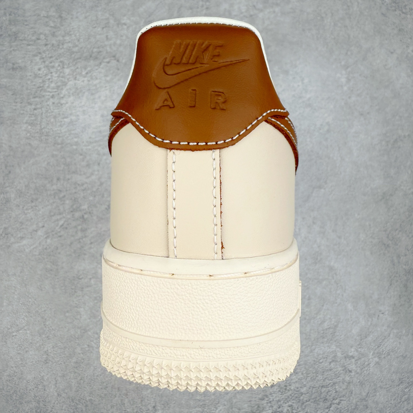 图片[8]-＃XT纯原 NK Air Force 1´07 Low 空军一号低帮百搭休闲运动板鞋 IB8865-221 顶级批次 2022全新楦头鞋型 鱼鳞大底 历时开发三个月 清洁度完美 二维码鞋标 内置芯片及solo气垫 大底高度及其弧度依照正品 钢印 logo刺绣 鞋口弧度 鞋头长度 鞋面冲孔 鞋垫背胶及钢印 完美鞋型对比正品 每一处都是细节满满 柔软、弹性十足的缓震性能和出色的中底设计 横跨复古与现代的外型结合 造就出风靡全球 三十多年的Force 1 直到今天还深受青睐 实拍调校N版已经零色差零失真 百分百还原实物色彩所见即所得 不存在货不对板色差等低级问题 选购参考实物拍摄 不混卖不参货 只用心做好货严格选品 承诺混一赔十 尺码：36 36.5 37.5 38 38.5 39 40 40.5 41 42 42.5 43 44 44.5 45-选品中心