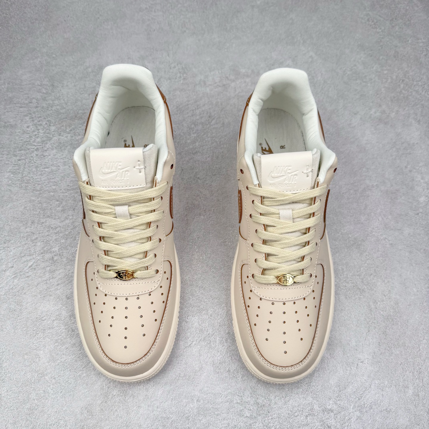 图片[2]-＃XT纯原 NK Air Force 1´07 Low 空军一号低帮百搭休闲运动板鞋 IB8865-221 顶级批次 2022全新楦头鞋型 鱼鳞大底 历时开发三个月 清洁度完美 二维码鞋标 内置芯片及solo气垫 大底高度及其弧度依照正品 钢印 logo刺绣 鞋口弧度 鞋头长度 鞋面冲孔 鞋垫背胶及钢印 完美鞋型对比正品 每一处都是细节满满 柔软、弹性十足的缓震性能和出色的中底设计 横跨复古与现代的外型结合 造就出风靡全球 三十多年的Force 1 直到今天还深受青睐 实拍调校N版已经零色差零失真 百分百还原实物色彩所见即所得 不存在货不对板色差等低级问题 选购参考实物拍摄 不混卖不参货 只用心做好货严格选品 承诺混一赔十 尺码：36 36.5 37.5 38 38.5 39 40 40.5 41 42 42.5 43 44 44.5 45-选品中心