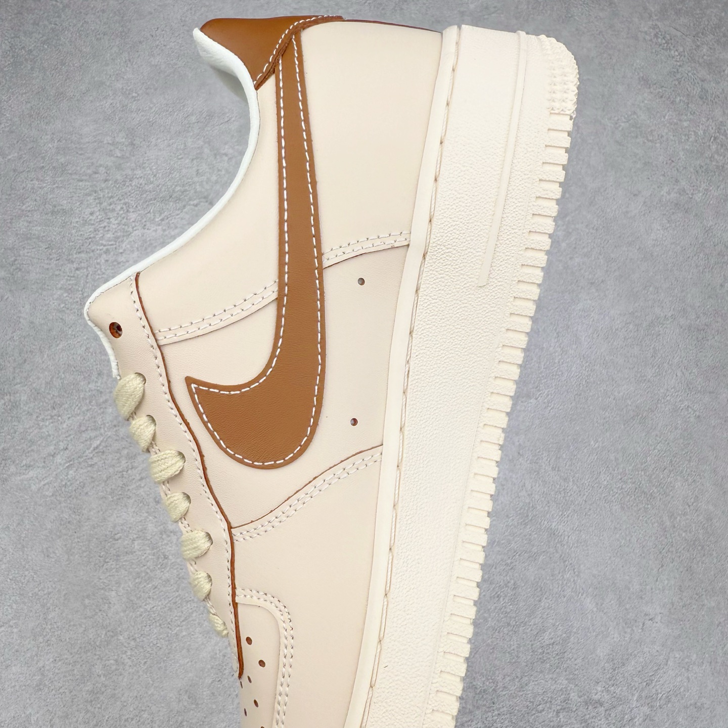 图片[7]-＃XT纯原 NK Air Force 1´07 Low 空军一号低帮百搭休闲运动板鞋 IB8865-221 顶级批次 2022全新楦头鞋型 鱼鳞大底 历时开发三个月 清洁度完美 二维码鞋标 内置芯片及solo气垫 大底高度及其弧度依照正品 钢印 logo刺绣 鞋口弧度 鞋头长度 鞋面冲孔 鞋垫背胶及钢印 完美鞋型对比正品 每一处都是细节满满 柔软、弹性十足的缓震性能和出色的中底设计 横跨复古与现代的外型结合 造就出风靡全球 三十多年的Force 1 直到今天还深受青睐 实拍调校N版已经零色差零失真 百分百还原实物色彩所见即所得 不存在货不对板色差等低级问题 选购参考实物拍摄 不混卖不参货 只用心做好货严格选品 承诺混一赔十 尺码：36 36.5 37.5 38 38.5 39 40 40.5 41 42 42.5 43 44 44.5 45-选品中心