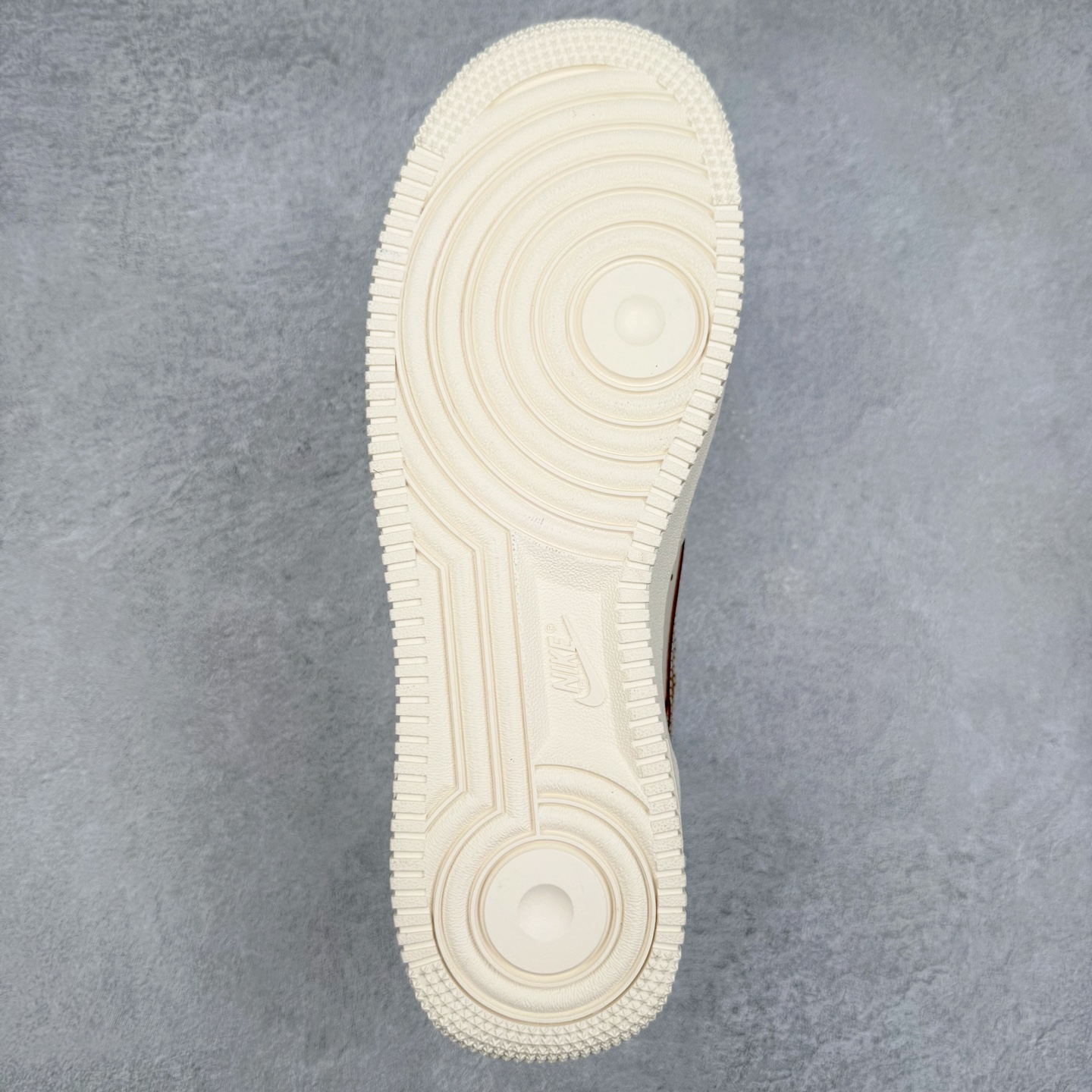 图片[9]-＃XT纯原 NK Air Force 1´07 Low 空军一号低帮百搭休闲运动板鞋 IB8865-221 顶级批次 2022全新楦头鞋型 鱼鳞大底 历时开发三个月 清洁度完美 二维码鞋标 内置芯片及solo气垫 大底高度及其弧度依照正品 钢印 logo刺绣 鞋口弧度 鞋头长度 鞋面冲孔 鞋垫背胶及钢印 完美鞋型对比正品 每一处都是细节满满 柔软、弹性十足的缓震性能和出色的中底设计 横跨复古与现代的外型结合 造就出风靡全球 三十多年的Force 1 直到今天还深受青睐 实拍调校N版已经零色差零失真 百分百还原实物色彩所见即所得 不存在货不对板色差等低级问题 选购参考实物拍摄 不混卖不参货 只用心做好货严格选品 承诺混一赔十 尺码：36 36.5 37.5 38 38.5 39 40 40.5 41 42 42.5 43 44 44.5 45-选品中心