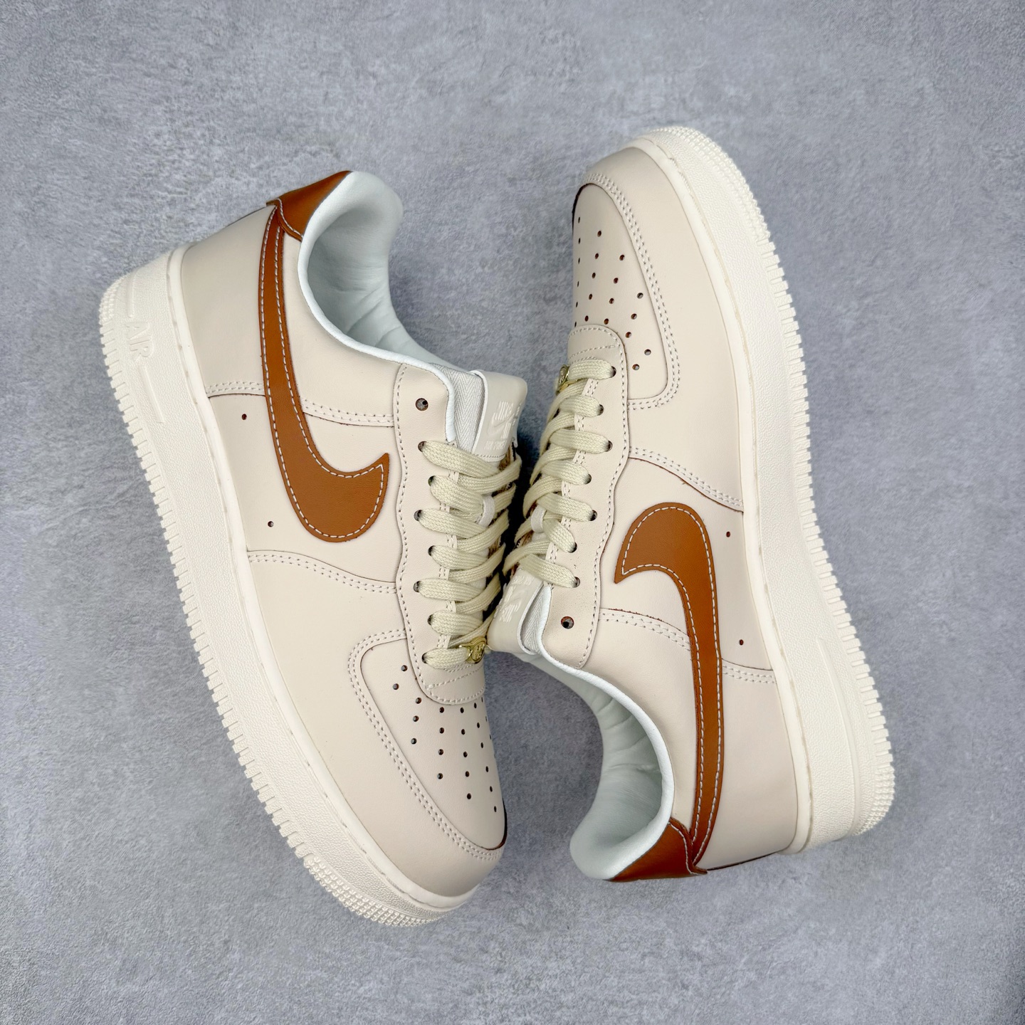 图片[3]-＃XT纯原 NK Air Force 1´07 Low 空军一号低帮百搭休闲运动板鞋 IB8865-221 顶级批次 2022全新楦头鞋型 鱼鳞大底 历时开发三个月 清洁度完美 二维码鞋标 内置芯片及solo气垫 大底高度及其弧度依照正品 钢印 logo刺绣 鞋口弧度 鞋头长度 鞋面冲孔 鞋垫背胶及钢印 完美鞋型对比正品 每一处都是细节满满 柔软、弹性十足的缓震性能和出色的中底设计 横跨复古与现代的外型结合 造就出风靡全球 三十多年的Force 1 直到今天还深受青睐 实拍调校N版已经零色差零失真 百分百还原实物色彩所见即所得 不存在货不对板色差等低级问题 选购参考实物拍摄 不混卖不参货 只用心做好货严格选品 承诺混一赔十 尺码：36 36.5 37.5 38 38.5 39 40 40.5 41 42 42.5 43 44 44.5 45-选品中心