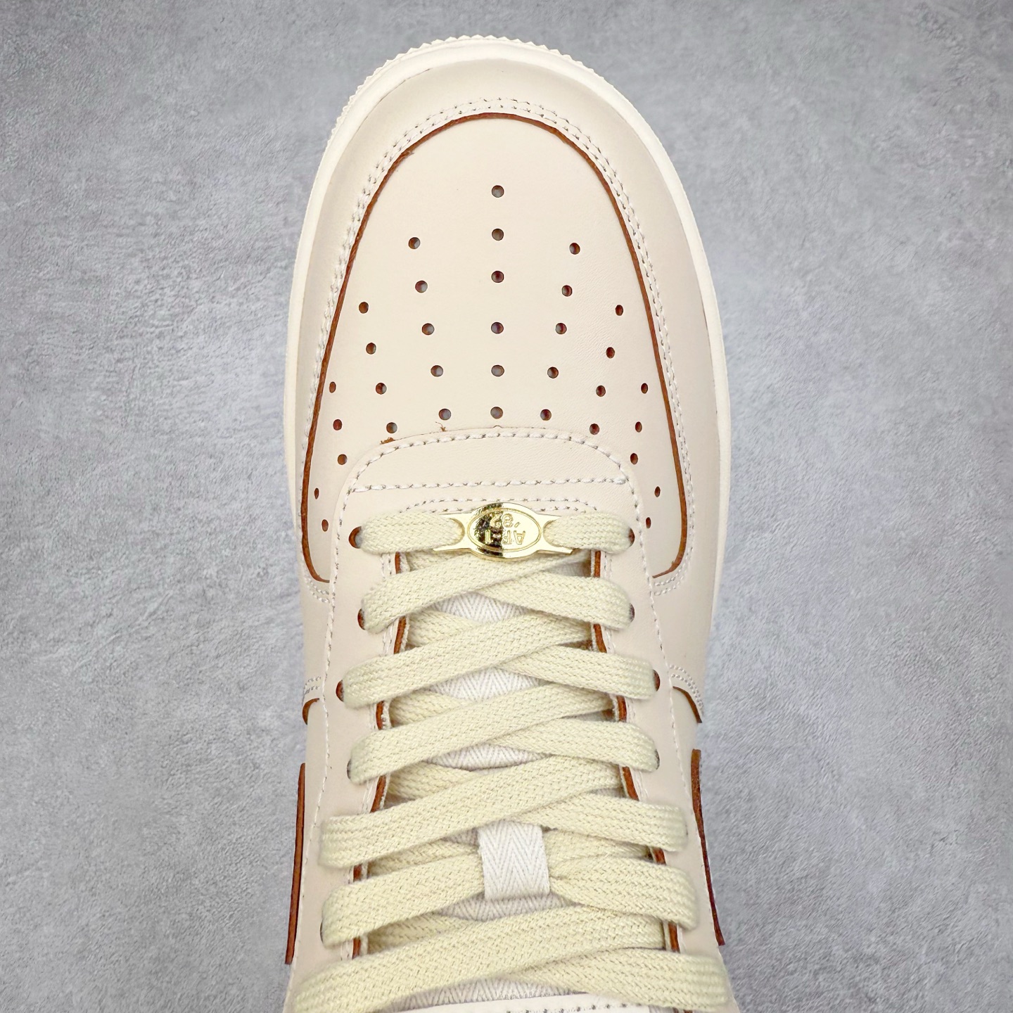 图片[4]-＃XT纯原 NK Air Force 1´07 Low 空军一号低帮百搭休闲运动板鞋 IB8865-221 顶级批次 2022全新楦头鞋型 鱼鳞大底 历时开发三个月 清洁度完美 二维码鞋标 内置芯片及solo气垫 大底高度及其弧度依照正品 钢印 logo刺绣 鞋口弧度 鞋头长度 鞋面冲孔 鞋垫背胶及钢印 完美鞋型对比正品 每一处都是细节满满 柔软、弹性十足的缓震性能和出色的中底设计 横跨复古与现代的外型结合 造就出风靡全球 三十多年的Force 1 直到今天还深受青睐 实拍调校N版已经零色差零失真 百分百还原实物色彩所见即所得 不存在货不对板色差等低级问题 选购参考实物拍摄 不混卖不参货 只用心做好货严格选品 承诺混一赔十 尺码：36 36.5 37.5 38 38.5 39 40 40.5 41 42 42.5 43 44 44.5 45-选品中心