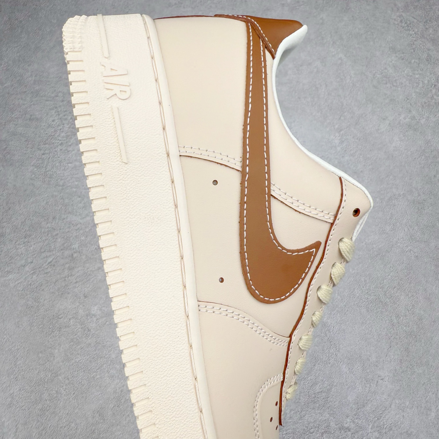 图片[6]-＃XT纯原 NK Air Force 1´07 Low 空军一号低帮百搭休闲运动板鞋 IB8865-221 顶级批次 2022全新楦头鞋型 鱼鳞大底 历时开发三个月 清洁度完美 二维码鞋标 内置芯片及solo气垫 大底高度及其弧度依照正品 钢印 logo刺绣 鞋口弧度 鞋头长度 鞋面冲孔 鞋垫背胶及钢印 完美鞋型对比正品 每一处都是细节满满 柔软、弹性十足的缓震性能和出色的中底设计 横跨复古与现代的外型结合 造就出风靡全球 三十多年的Force 1 直到今天还深受青睐 实拍调校N版已经零色差零失真 百分百还原实物色彩所见即所得 不存在货不对板色差等低级问题 选购参考实物拍摄 不混卖不参货 只用心做好货严格选品 承诺混一赔十 尺码：36 36.5 37.5 38 38.5 39 40 40.5 41 42 42.5 43 44 44.5 45-选品中心