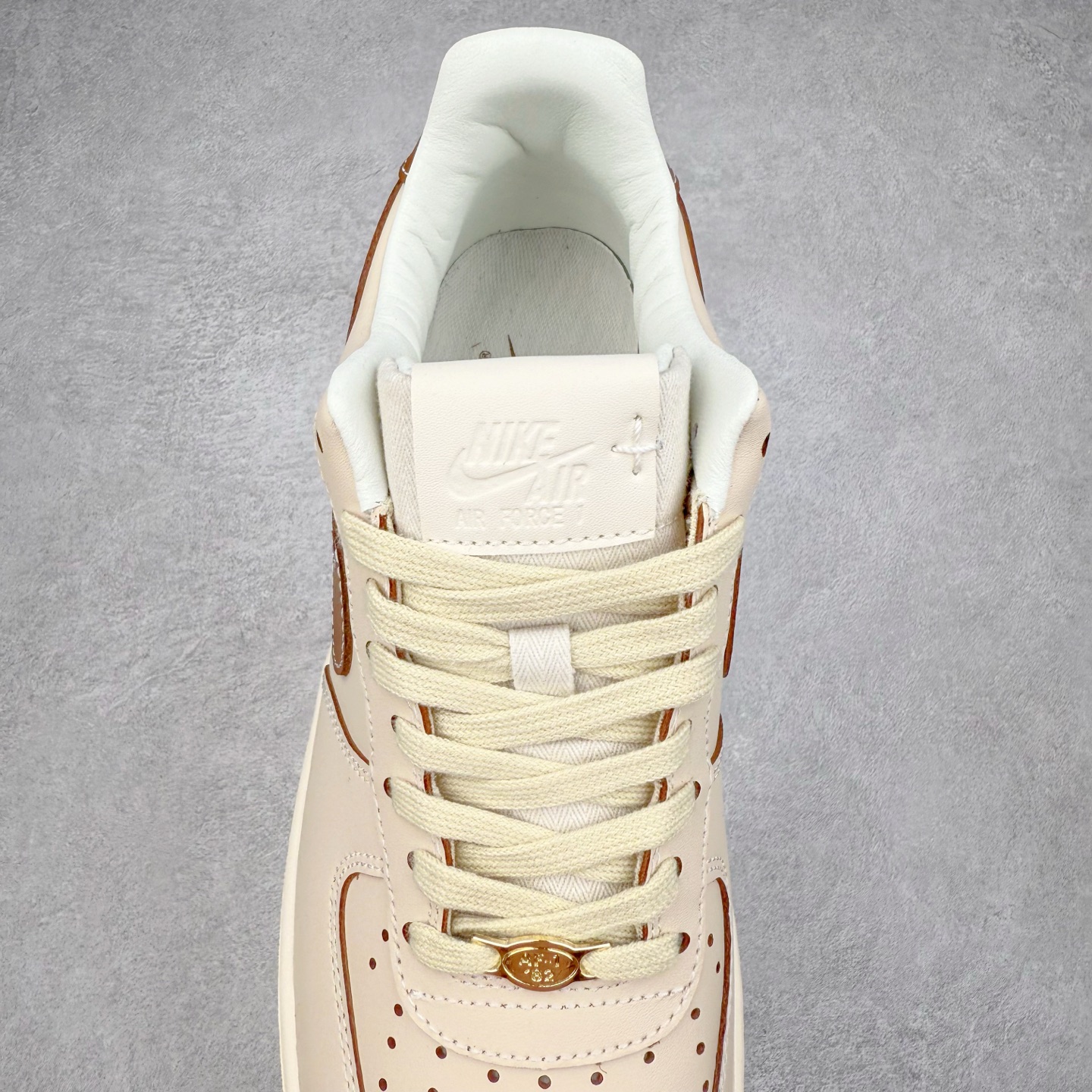 图片[5]-＃XT纯原 NK Air Force 1´07 Low 空军一号低帮百搭休闲运动板鞋 IB8865-221 顶级批次 2022全新楦头鞋型 鱼鳞大底 历时开发三个月 清洁度完美 二维码鞋标 内置芯片及solo气垫 大底高度及其弧度依照正品 钢印 logo刺绣 鞋口弧度 鞋头长度 鞋面冲孔 鞋垫背胶及钢印 完美鞋型对比正品 每一处都是细节满满 柔软、弹性十足的缓震性能和出色的中底设计 横跨复古与现代的外型结合 造就出风靡全球 三十多年的Force 1 直到今天还深受青睐 实拍调校N版已经零色差零失真 百分百还原实物色彩所见即所得 不存在货不对板色差等低级问题 选购参考实物拍摄 不混卖不参货 只用心做好货严格选品 承诺混一赔十 尺码：36 36.5 37.5 38 38.5 39 40 40.5 41 42 42.5 43 44 44.5 45-选品中心