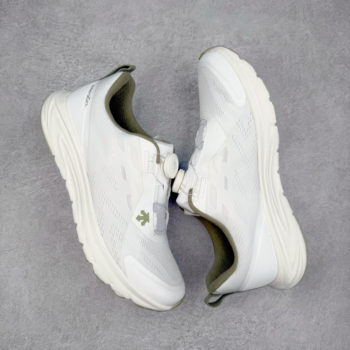 图片[3]-＃HP DESCENTE RUNNING BOA 迪桑特透气防滑耐磨低帮跑步鞋 DESCENTE（迪桑特）创立于1935年，品牌名取自法语词汇，意为“滑降”。品牌箭头标识代表滑雪的三种技术“高速直线滑行”、“穿越”和“侧滑”，也寓意品牌在打造高端专业运动产品中不断追求完美的创新精神，致力于成为中国高端专业滑雪、综训、女子、铁人三项、高尔夫的第一品牌。尺码：39 40 40.5 41 42 42.5 43 44 44.5 45-选品中心