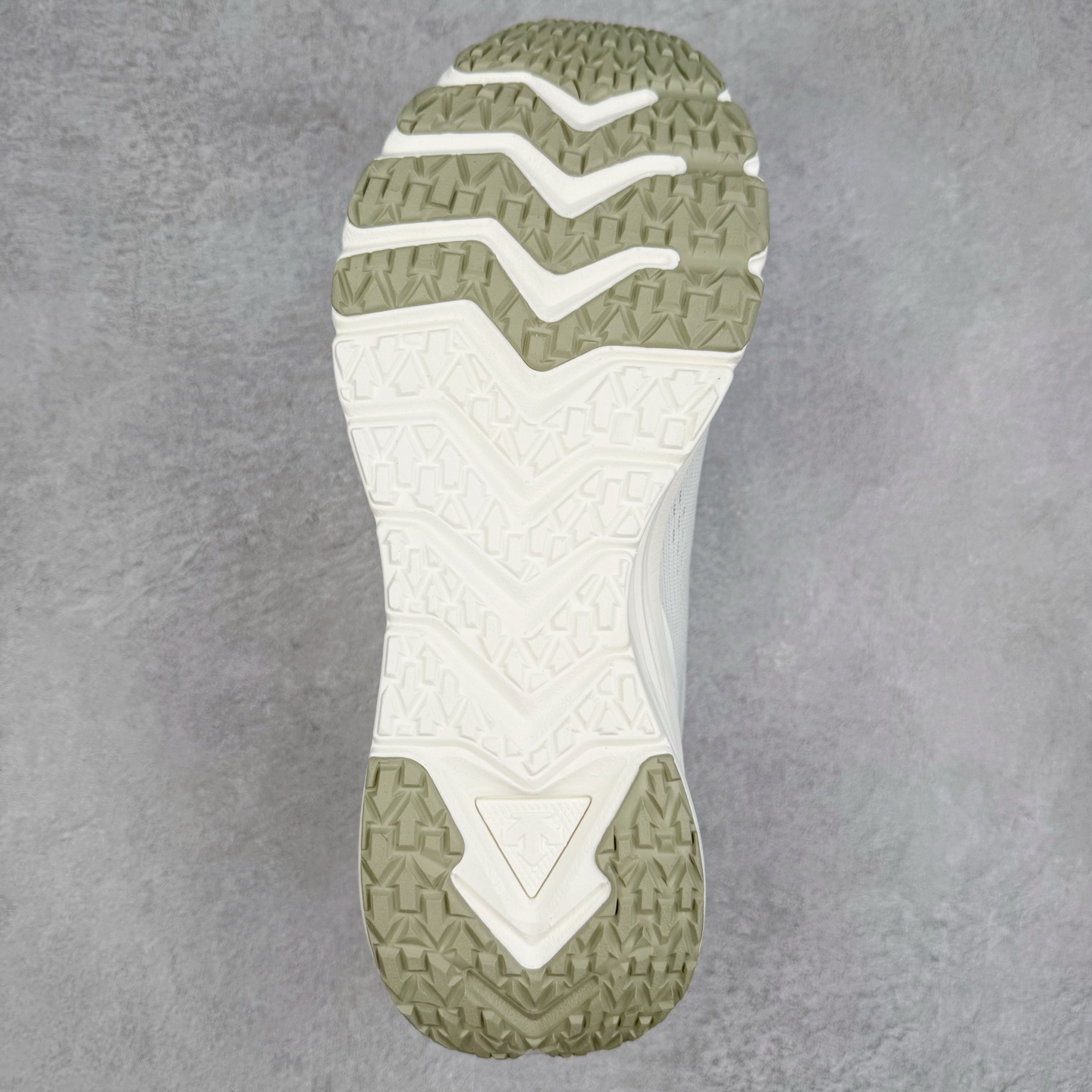 图片[9]-＃HP DESCENTE RUNNING BOA 迪桑特透气防滑耐磨低帮跑步鞋 DESCENTE（迪桑特）创立于1935年，品牌名取自法语词汇，意为“滑降”。品牌箭头标识代表滑雪的三种技术“高速直线滑行”、“穿越”和“侧滑”，也寓意品牌在打造高端专业运动产品中不断追求完美的创新精神，致力于成为中国高端专业滑雪、综训、女子、铁人三项、高尔夫的第一品牌。尺码：39 40 40.5 41 42 42.5 43 44 44.5 45-选品中心