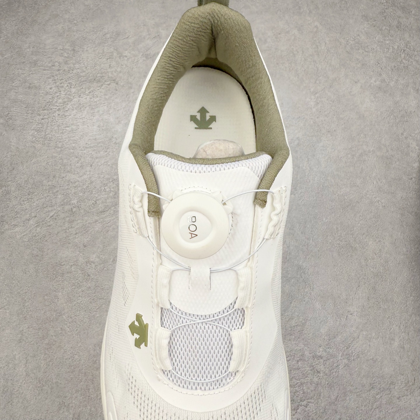 图片[5]-＃HP DESCENTE RUNNING BOA 迪桑特透气防滑耐磨低帮跑步鞋 DESCENTE（迪桑特）创立于1935年，品牌名取自法语词汇，意为“滑降”。品牌箭头标识代表滑雪的三种技术“高速直线滑行”、“穿越”和“侧滑”，也寓意品牌在打造高端专业运动产品中不断追求完美的创新精神，致力于成为中国高端专业滑雪、综训、女子、铁人三项、高尔夫的第一品牌。尺码：39 40 40.5 41 42 42.5 43 44 44.5 45-选品中心