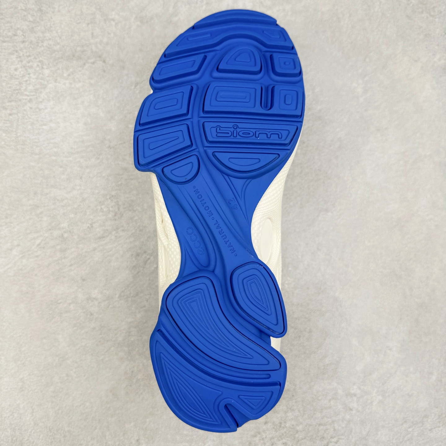 图片[9]-ECCO爱步老爹鞋男士夏季新款 飞织网面百搭潮流户外运动鞋 健步BIOM系列新款 全新的轻量发泡底材与直接注塑橡胶大底相结合 柔软舒适，轻量回弹，脚感更轻盈 鞋面采用GORE-TEX飞织网面与牛皮相结合 给你贴心透气呵护 自然律动科技 符合人体工学鞋楦 贴近足部天然形态 橡胶大底，抓地力强，具有良好的耐磨性 轻盈自如 适跑畅练 尺码：38 39 40 41 42 43 44 （皮鞋码）-选品中心