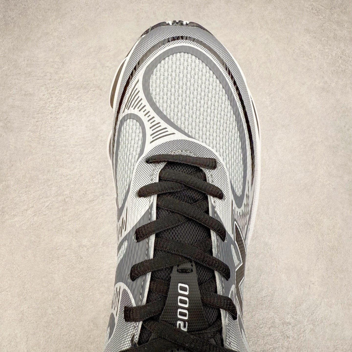 图片[4]-New Balance NB2000 舒适百搭防滑耐磨低帮 休闲跑步鞋 New Balance 在近两年的球鞋市场屡出奇招，在经典鞋型保持进一步增长的同时，推出的每一款新鞋型也都有傲人的战绩。在 327、9060 等鞋型获得成功之后，今天 New Balance 家族又迎来了新鲜血液的注入。这双 New Balance 2000 依然是融合了新旧元素的跑鞋造型，命名为 2000，或许是它的设计理念有着 Y2K 的血统。最大的亮点，在于这双鞋的中底。外侧以五个 ABZORB 单元，带来极具辨识度和冲击力的视觉效果，让这双鞋在外观和脚感方面都颇具吸引力。尺码：36 37 37.5 38 38.5 39 40 40.5 41 42 42.5 43 44 45 46-选品中心