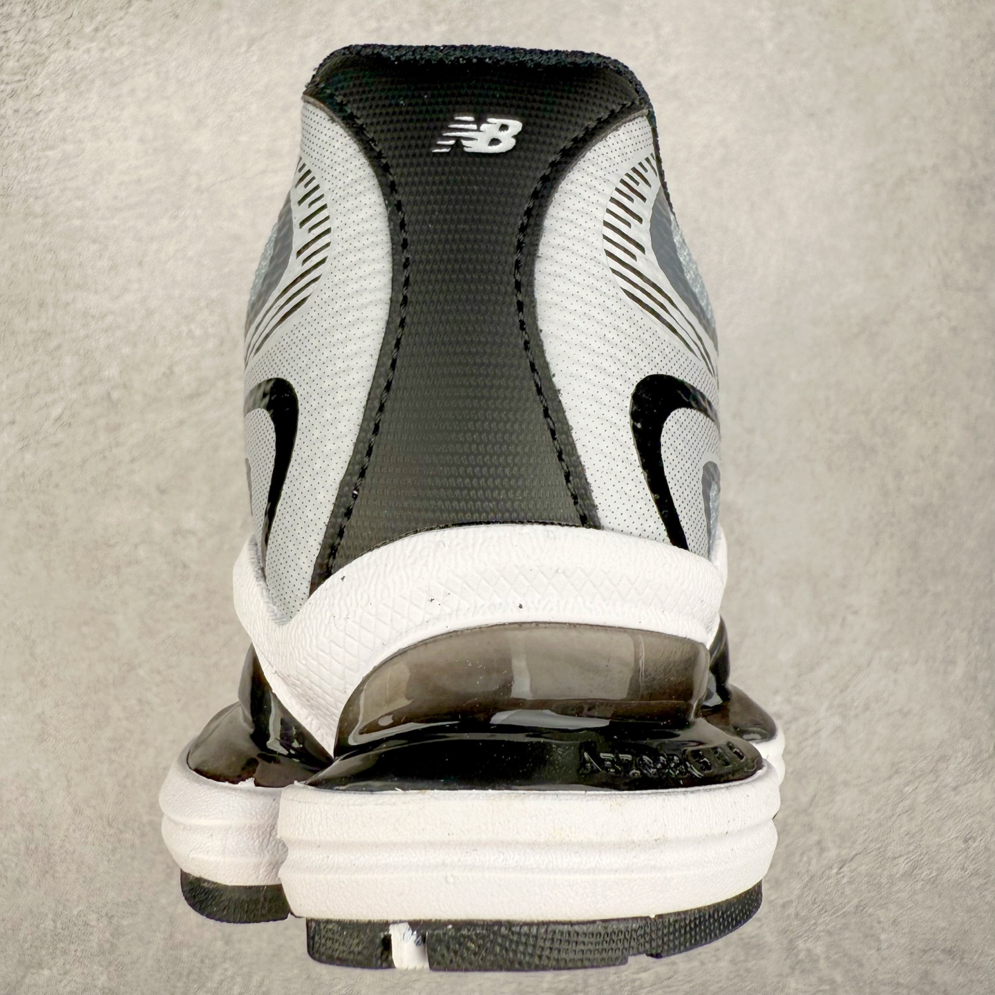 图片[8]-New Balance NB2000 舒适百搭防滑耐磨低帮 休闲跑步鞋 New Balance 在近两年的球鞋市场屡出奇招，在经典鞋型保持进一步增长的同时，推出的每一款新鞋型也都有傲人的战绩。在 327、9060 等鞋型获得成功之后，今天 New Balance 家族又迎来了新鲜血液的注入。这双 New Balance 2000 依然是融合了新旧元素的跑鞋造型，命名为 2000，或许是它的设计理念有着 Y2K 的血统。最大的亮点，在于这双鞋的中底。外侧以五个 ABZORB 单元，带来极具辨识度和冲击力的视觉效果，让这双鞋在外观和脚感方面都颇具吸引力。尺码：36 37 37.5 38 38.5 39 40 40.5 41 42 42.5 43 44 45 46-选品中心