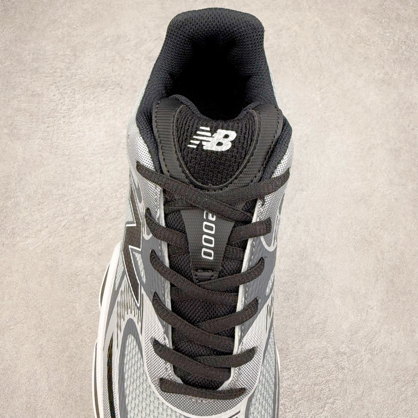 图片[5]-New Balance NB2000 舒适百搭防滑耐磨低帮 休闲跑步鞋 New Balance 在近两年的球鞋市场屡出奇招，在经典鞋型保持进一步增长的同时，推出的每一款新鞋型也都有傲人的战绩。在 327、9060 等鞋型获得成功之后，今天 New Balance 家族又迎来了新鲜血液的注入。这双 New Balance 2000 依然是融合了新旧元素的跑鞋造型，命名为 2000，或许是它的设计理念有着 Y2K 的血统。最大的亮点，在于这双鞋的中底。外侧以五个 ABZORB 单元，带来极具辨识度和冲击力的视觉效果，让这双鞋在外观和脚感方面都颇具吸引力。尺码：36 37 37.5 38 38.5 39 40 40.5 41 42 42.5 43 44 45 46-选品中心