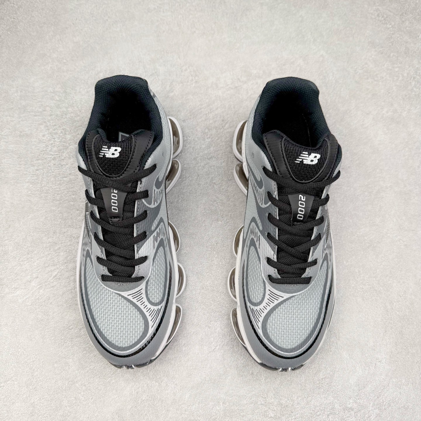 图片[2]-New Balance NB2000 舒适百搭防滑耐磨低帮 休闲跑步鞋 New Balance 在近两年的球鞋市场屡出奇招，在经典鞋型保持进一步增长的同时，推出的每一款新鞋型也都有傲人的战绩。在 327、9060 等鞋型获得成功之后，今天 New Balance 家族又迎来了新鲜血液的注入。这双 New Balance 2000 依然是融合了新旧元素的跑鞋造型，命名为 2000，或许是它的设计理念有着 Y2K 的血统。最大的亮点，在于这双鞋的中底。外侧以五个 ABZORB 单元，带来极具辨识度和冲击力的视觉效果，让这双鞋在外观和脚感方面都颇具吸引力。尺码：36 37 37.5 38 38.5 39 40 40.5 41 42 42.5 43 44 45 46-选品中心