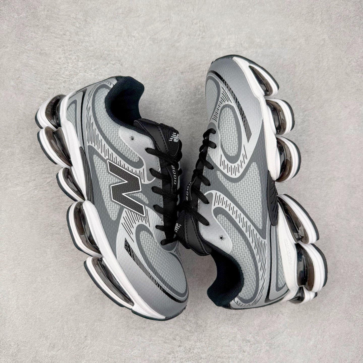 图片[3]-New Balance NB2000 舒适百搭防滑耐磨低帮 休闲跑步鞋 New Balance 在近两年的球鞋市场屡出奇招，在经典鞋型保持进一步增长的同时，推出的每一款新鞋型也都有傲人的战绩。在 327、9060 等鞋型获得成功之后，今天 New Balance 家族又迎来了新鲜血液的注入。这双 New Balance 2000 依然是融合了新旧元素的跑鞋造型，命名为 2000，或许是它的设计理念有着 Y2K 的血统。最大的亮点，在于这双鞋的中底。外侧以五个 ABZORB 单元，带来极具辨识度和冲击力的视觉效果，让这双鞋在外观和脚感方面都颇具吸引力。尺码：36 37 37.5 38 38.5 39 40 40.5 41 42 42.5 43 44 45 46-选品中心