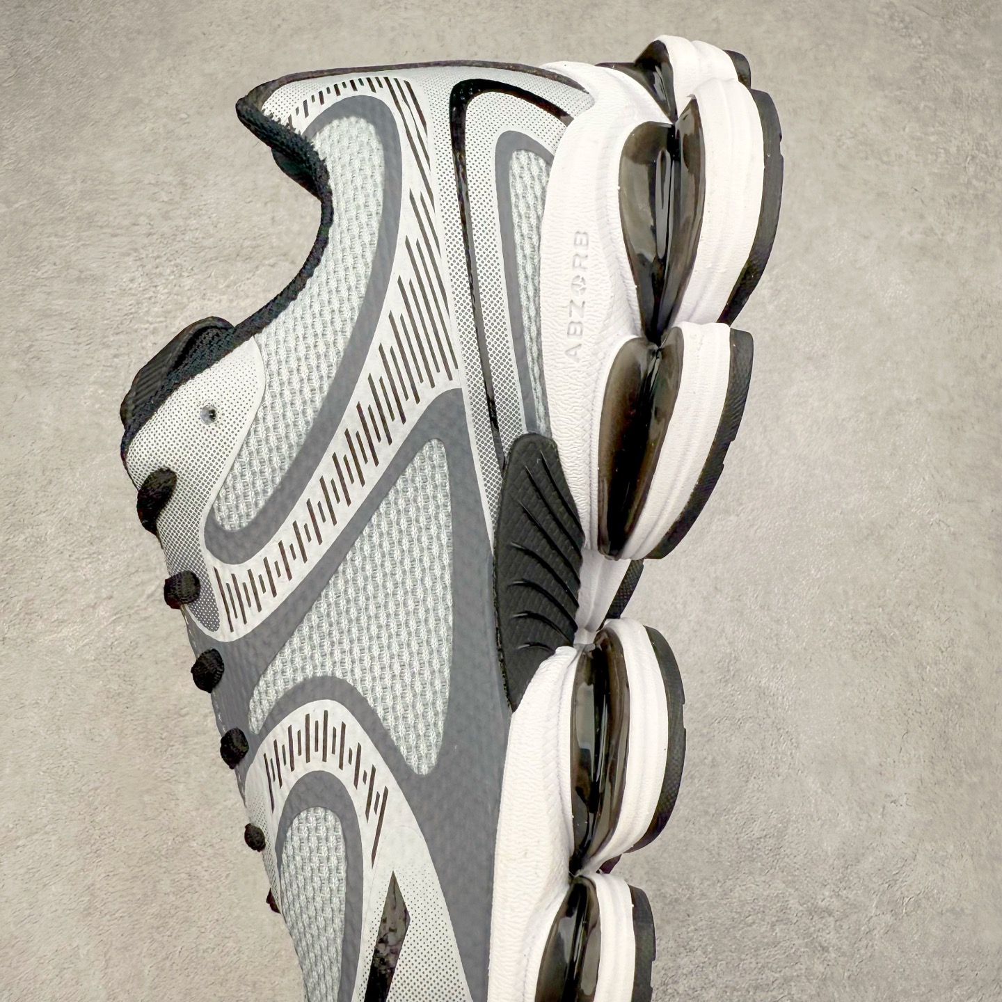 图片[7]-New Balance NB2000 舒适百搭防滑耐磨低帮 休闲跑步鞋 New Balance 在近两年的球鞋市场屡出奇招，在经典鞋型保持进一步增长的同时，推出的每一款新鞋型也都有傲人的战绩。在 327、9060 等鞋型获得成功之后，今天 New Balance 家族又迎来了新鲜血液的注入。这双 New Balance 2000 依然是融合了新旧元素的跑鞋造型，命名为 2000，或许是它的设计理念有着 Y2K 的血统。最大的亮点，在于这双鞋的中底。外侧以五个 ABZORB 单元，带来极具辨识度和冲击力的视觉效果，让这双鞋在外观和脚感方面都颇具吸引力。尺码：36 37 37.5 38 38.5 39 40 40.5 41 42 42.5 43 44 45 46-选品中心