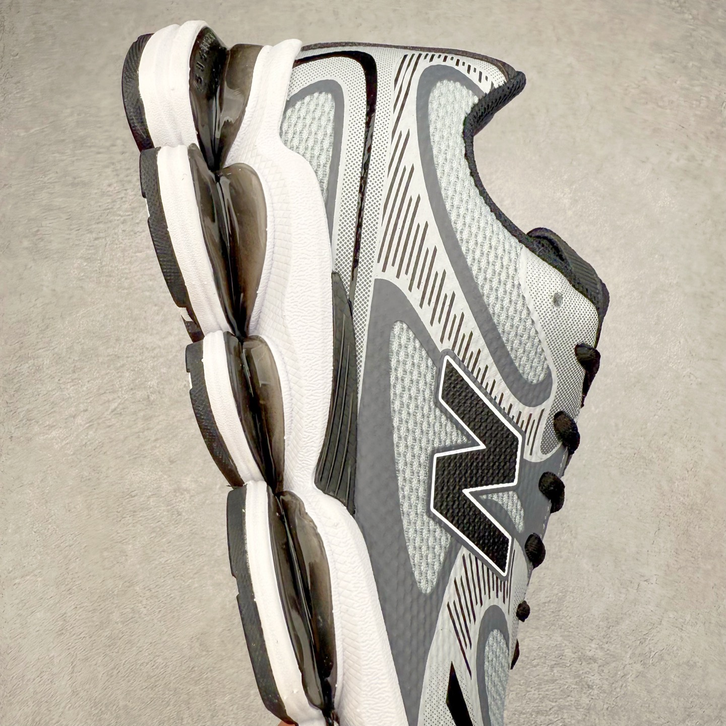 图片[6]-New Balance NB2000 舒适百搭防滑耐磨低帮 休闲跑步鞋 New Balance 在近两年的球鞋市场屡出奇招，在经典鞋型保持进一步增长的同时，推出的每一款新鞋型也都有傲人的战绩。在 327、9060 等鞋型获得成功之后，今天 New Balance 家族又迎来了新鲜血液的注入。这双 New Balance 2000 依然是融合了新旧元素的跑鞋造型，命名为 2000，或许是它的设计理念有着 Y2K 的血统。最大的亮点，在于这双鞋的中底。外侧以五个 ABZORB 单元，带来极具辨识度和冲击力的视觉效果，让这双鞋在外观和脚感方面都颇具吸引力。尺码：36 37 37.5 38 38.5 39 40 40.5 41 42 42.5 43 44 45 46-选品中心